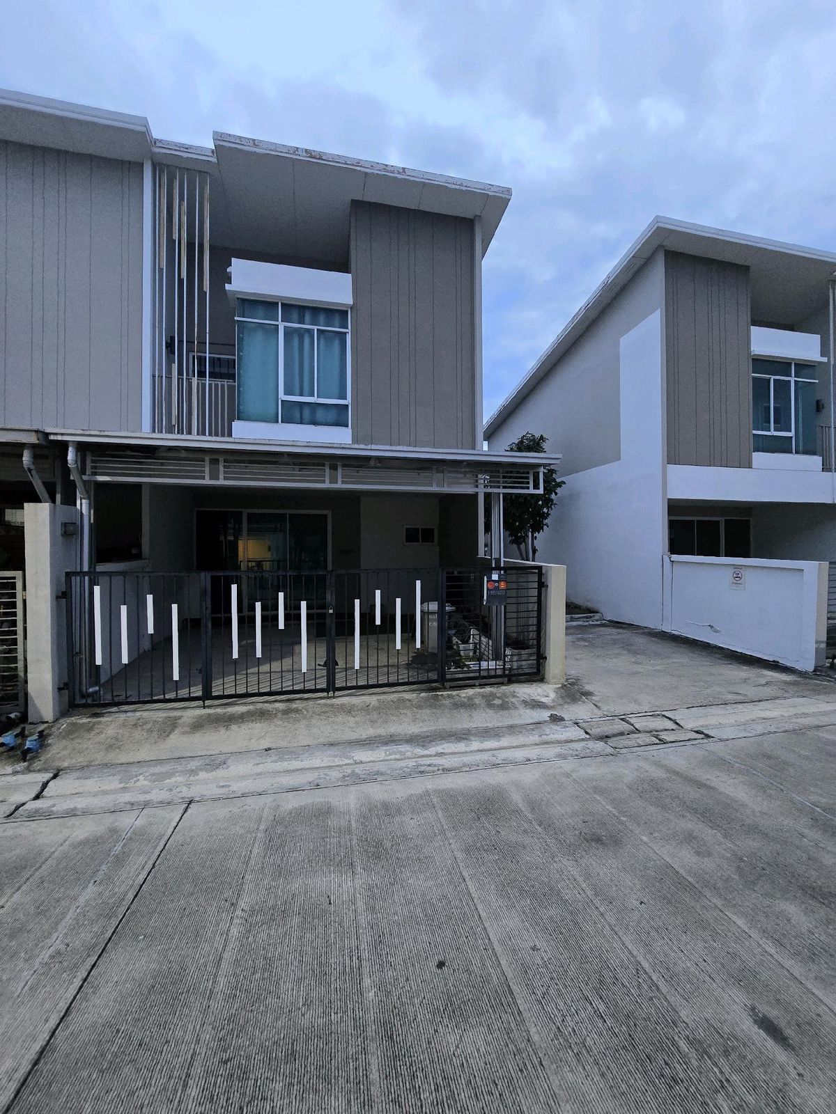 ให้เช่าทาวน์โฮมพุทธมณฑล ศาลายา : ให้เช่าบ้านเปล่า(หลังมุม) พร้อมแอร์ 4 ตัว 
ยินดีรับสัตว์เลี้ยงพันธุ์เล็ก1-2 ตัว
ทาวน์โฮมทำเลดีหลังมุม อยู่ต้น ๆ โครงการ เดินทางเพียง 10 นาที ถึงม.มหิดลศาลายา 
พร้อมเข้าอยู่