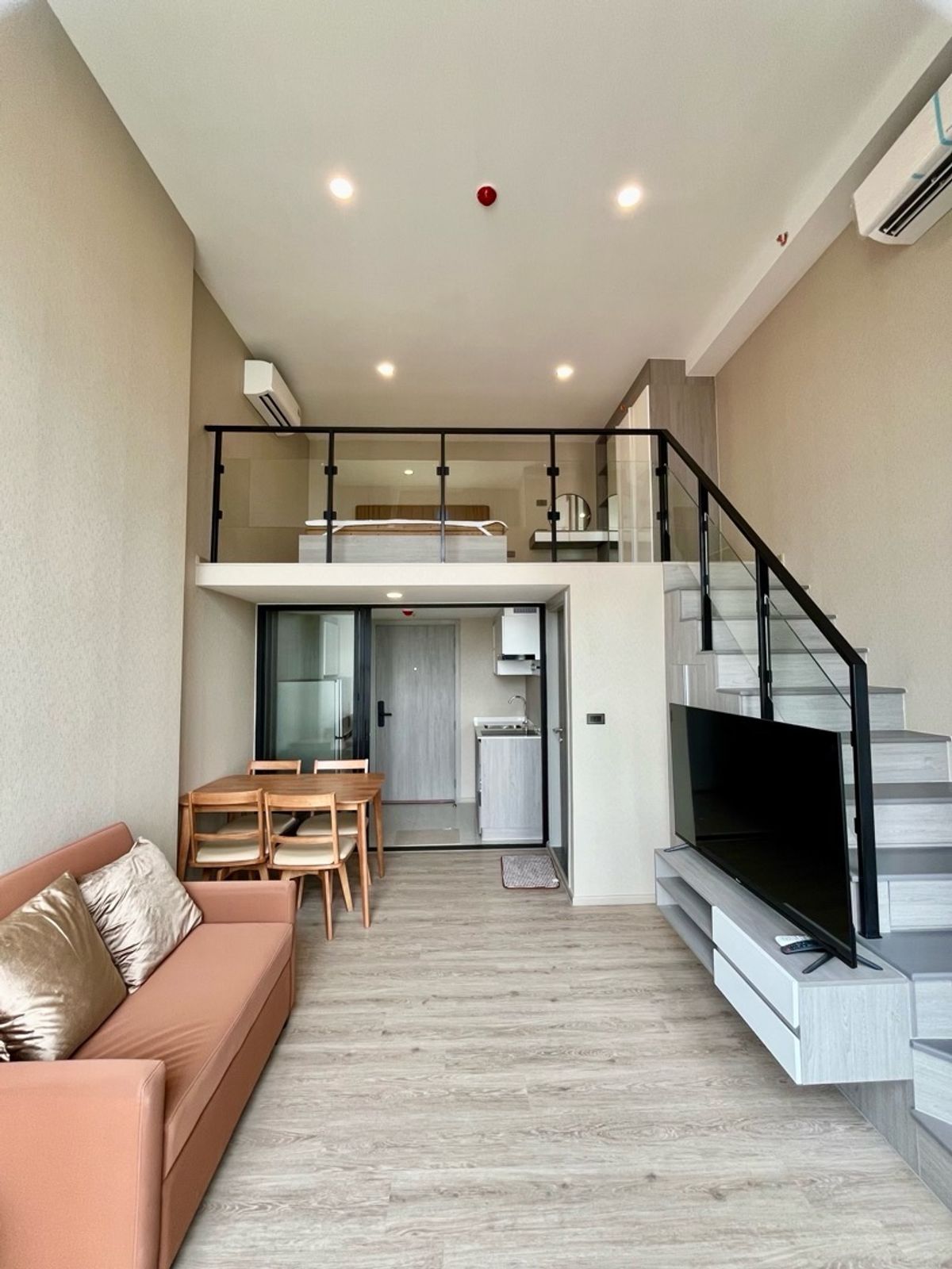 For RentCondoPinklao, Charansanitwong : Find a tenant in advance. Duo Building B, Floor 16, Two.