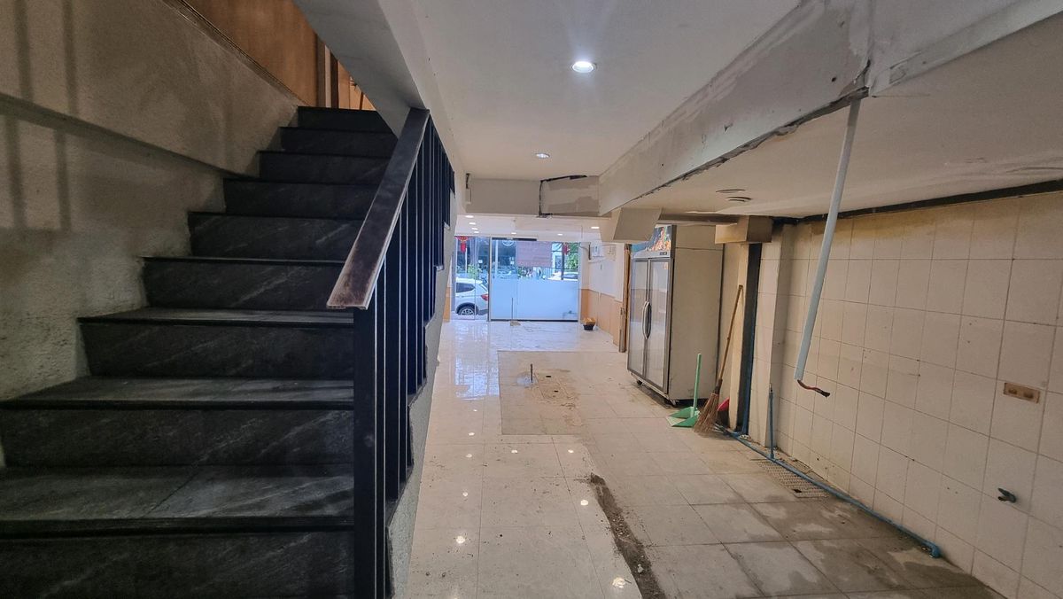 For RentShop HouseSukhumvit, Asoke, Thonglor : Rent a Thonglor commercial building, suitable for a restaurant, 4 meters wide, 15 sq.m., 4 layers high