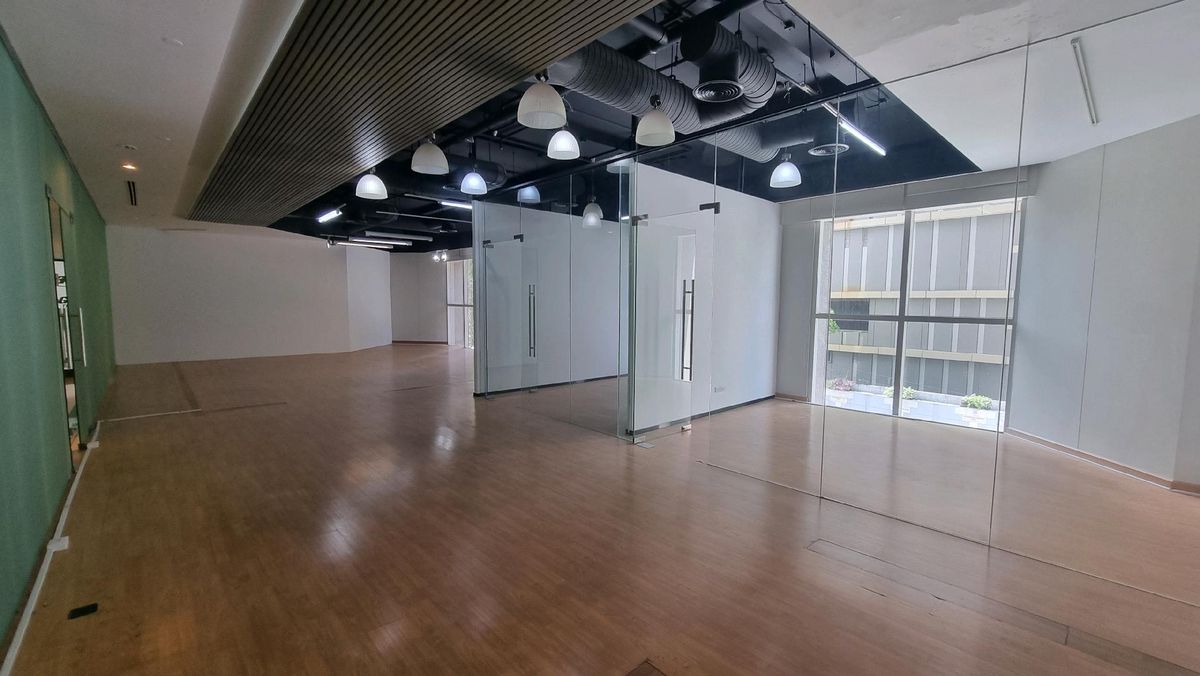 For RentOfficeWitthayu, Chidlom, Langsuan, Ploenchit : Office for Rent — 155 sqm near BTS Ploenchit (Wireless Rd / Langsuan)Fully fitted office with room partitions