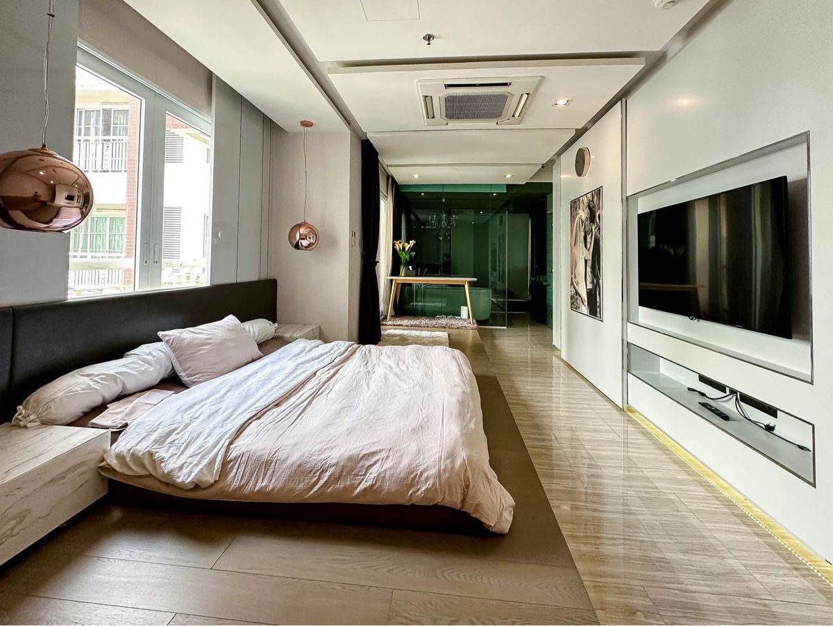 ให้เช่าคอนโดสุขุมวิท อโศก ทองหล่อ : Penthouse at Citi Smart Condo Sukhumvit 18 ว่างพร้อมให้เช่า ตกแต่งสไตล์ Luxury เฟอร์และเครื่องใช้ไฟฟ้าครบ พร้อมเข้าอยู่ เดิน3นาทีถึง BTS อโศก สนใจทักได้เลยค่า
