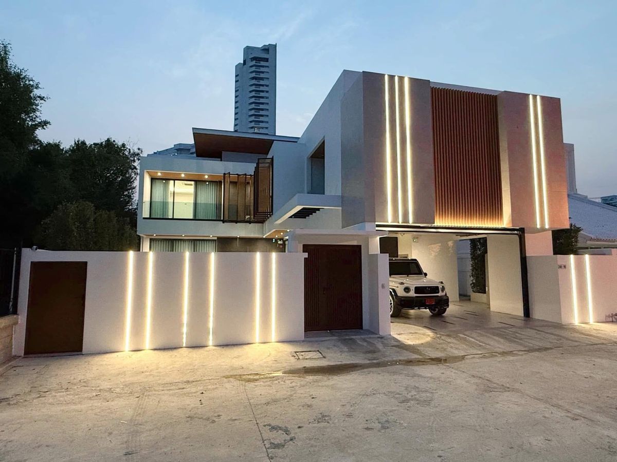 For RentHousePattaya, Bangsaen, Chonburi : Luxury house for rent Near the candle parking beach