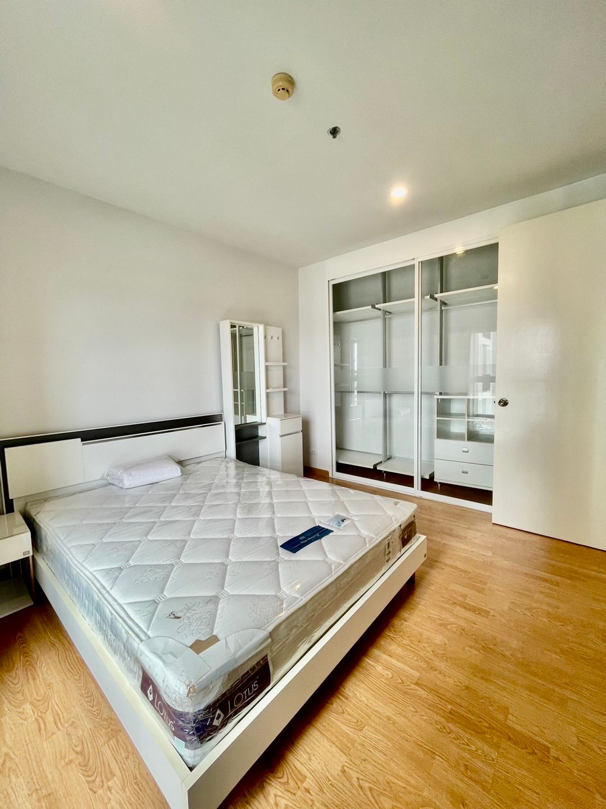 For RentCondoBang kae, Phetkasem : Rent a pool view room. ✅ Reservations are available. 21/06 There is a washing machine. The Parklan Phetkasem condo | Two main MRT