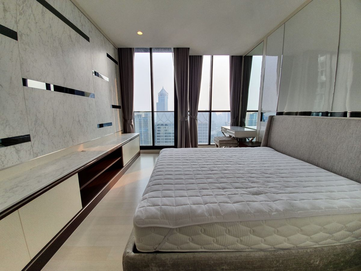 ให้เช่าคอนโดวิทยุ ชิดลม หลังสวน : ให้เช่าห้อง Duplex - Noble Ploenchit ราคา 220,000 บาท [MKr250613]
