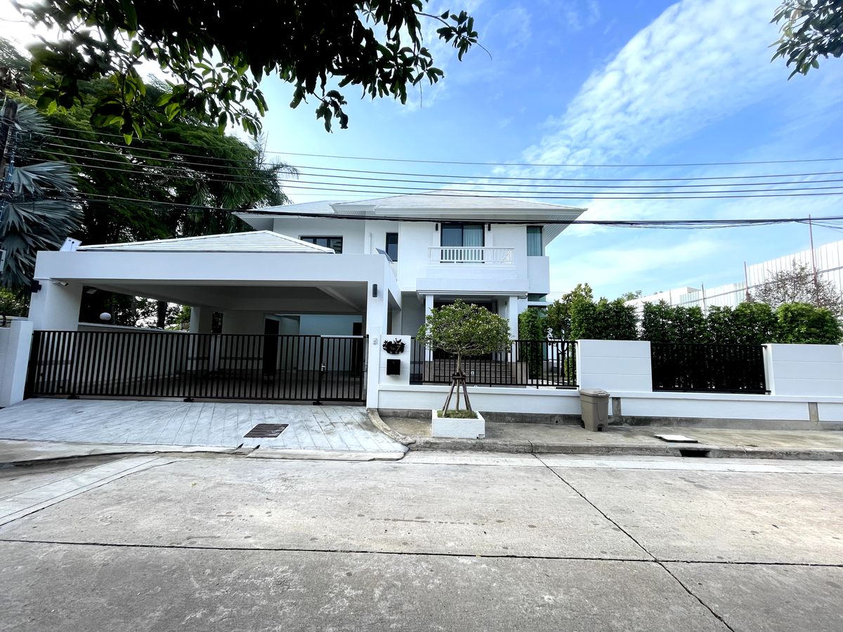 บ้านพัฒนาการ ศรีนครินทร์ : Panya Village Pattanakarn 30: 143sqwah 600+sqm. 4bed 4bath+ maid Sell: 55,000,000 Rent 200,000/mth. Am: 0656199198