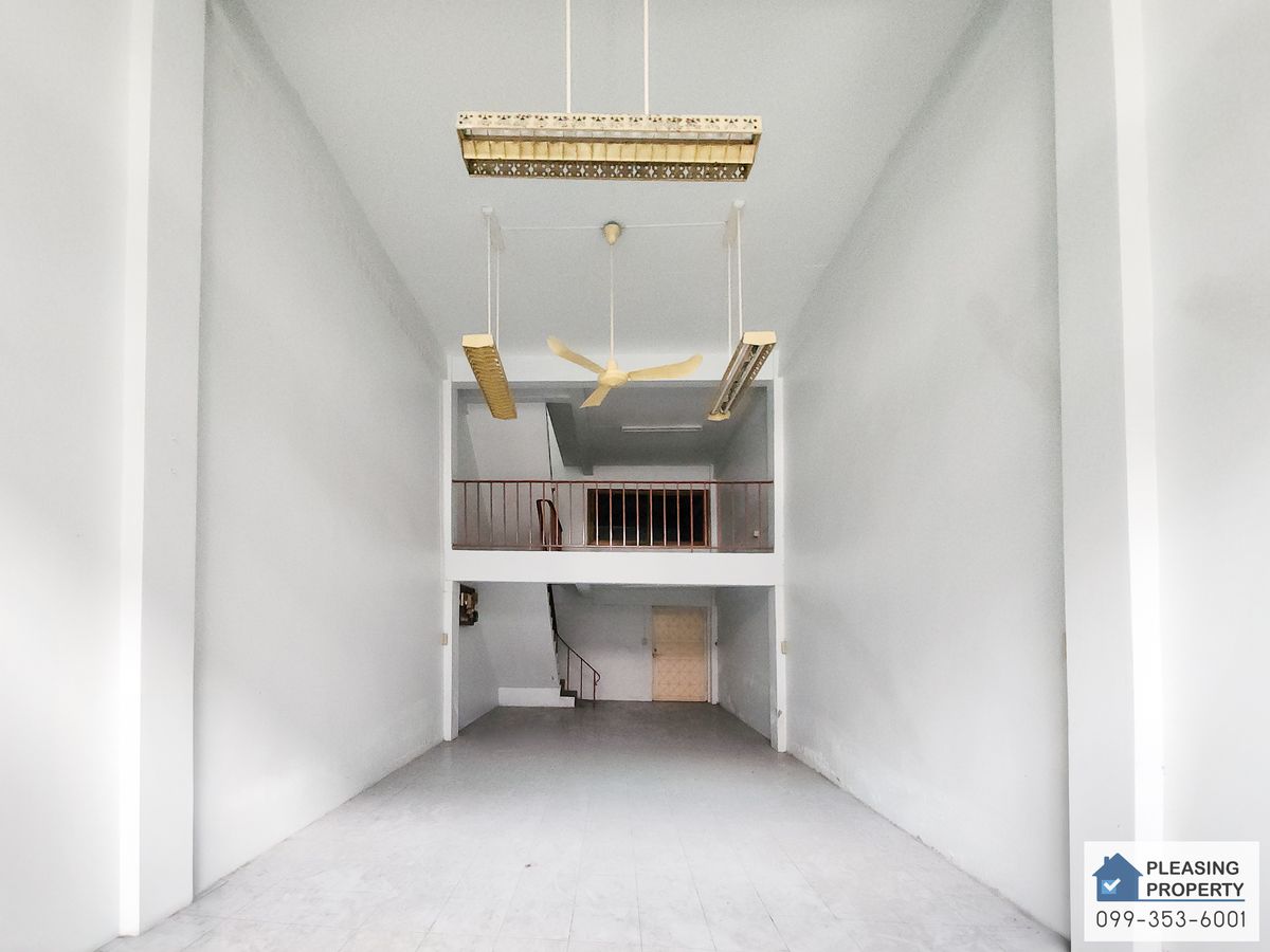 Shop HouseOnnut, Udomsuk : 🏢 Walking commercial building for 7 minutes to BTS Udomsuk • Parking
