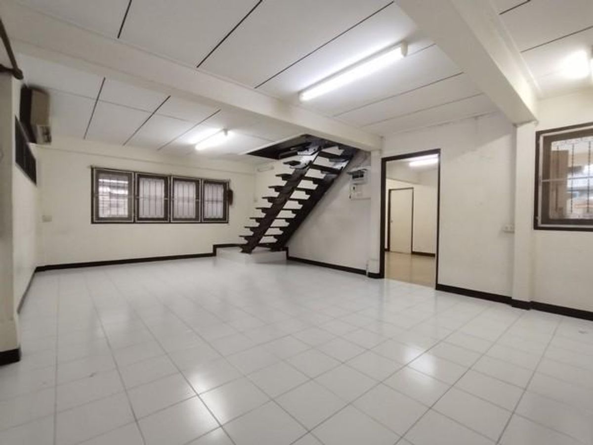 For RentHouseLadprao101, Happy Land, The Mall Bang Kapi : House for rent in Soi Lat Phrao 122 (Soi Dam Thai) 52 sq.mramhang 65, suitable for living and home offices