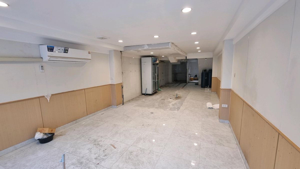 For RentShop HouseSukhumvit, Asoke, Thonglor : Rent a Thonglor commercial building, suitable for a restaurant, 4 meters wide, 15 sq.m., 4 layers high