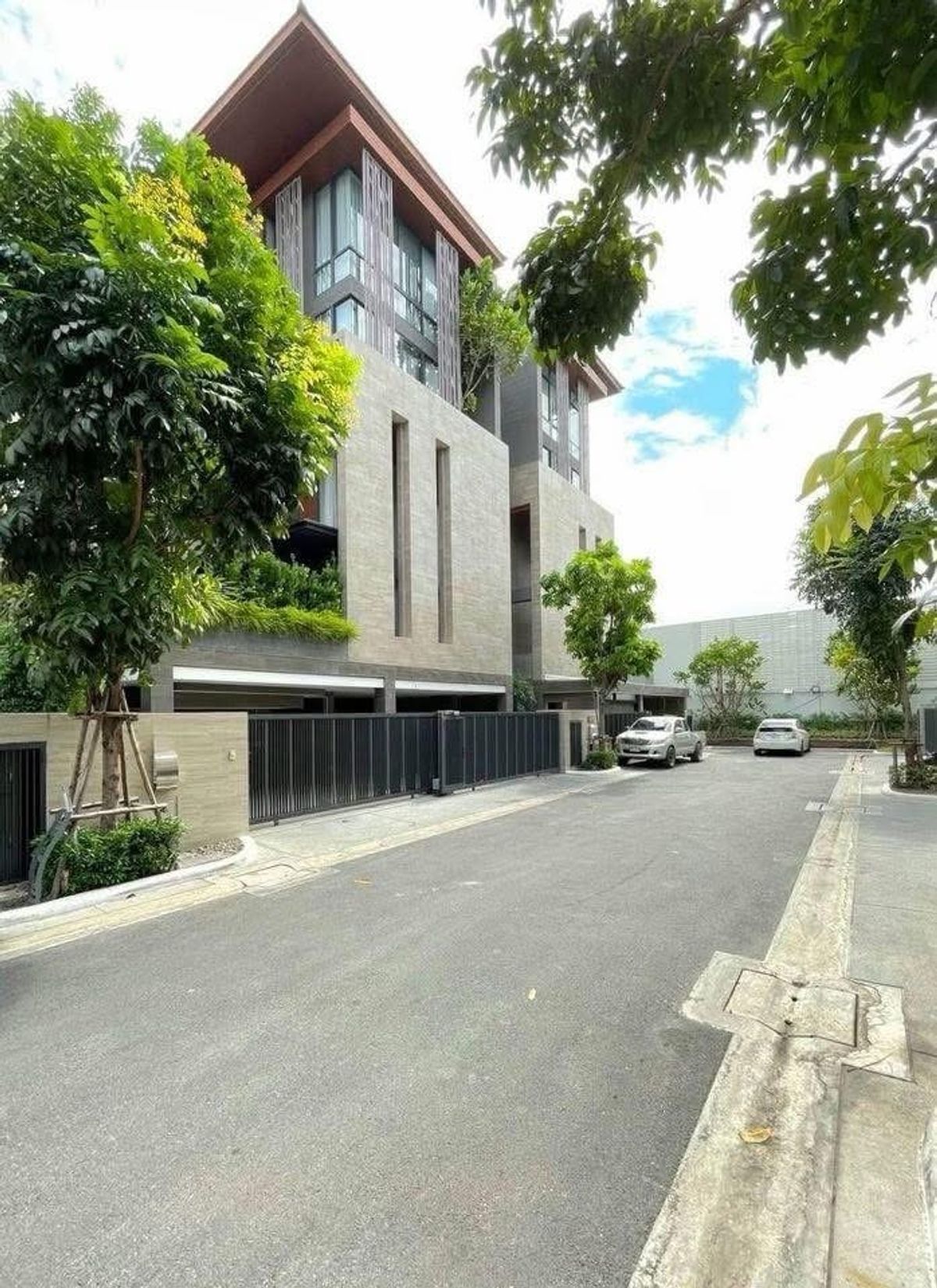 For RentHouseSathorn, Narathiwat : 🔥 🔥 🔥 🔥 3-story detached house in the center of Sathorn 𝐀𝐧𝐢𝐧𝐚 𝐕𝐢𝐥𝐥𝐚 𝐕𝐢𝐥𝐥𝐚 𝐒𝐚𝐭𝐡𝐨𝐫𝐧-𝐘𝐞𝐧𝐚𝐤𝐚𝐫𝐭 (Phana Villa Sathorn-Yen Air) with private pool and elevator in the house near 𝐤𝐢𝐧𝐠 ' 𝐬 𝐜𝐨𝐥𝐥𝐞𝐠𝐞 and 𝐒𝐡𝐫𝐞𝐰𝐬𝐛𝐮𝐫𝐲