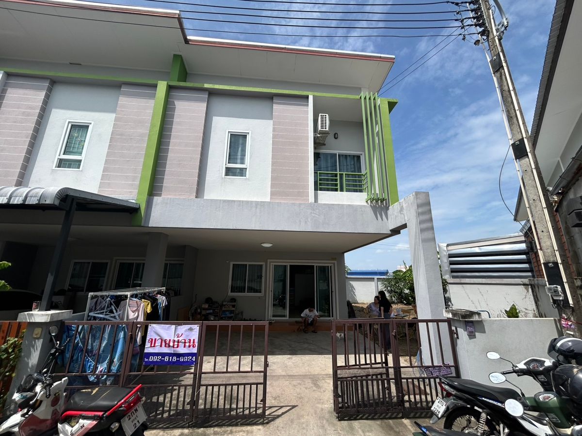 ขายทาวน์โฮมศรีราชา แหลมฉบัง บ้านบึง : คุ้มมาก! ถูกมาก! เนื้อที่เยอะมาก! ขาย ทาวน์เฮ้าส์ฟิลบ้านแฝด หลังมุม 2 ชั้น 58.6 ตร.ว. หมู่บ้านโอโซนเพลส (Ozone Place) นิคม ปิ่นทอง ศรีราชา ชลบุรี พร้อมของแถมจัดเต็ม !