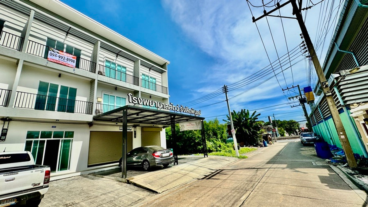 For SaleShop HousePathum Thani,Rangsit, Thammasat : Home office for sale, new building (never lived) 4 bedrooms, 3 bathrooms, 3 -story commercial building, Townhome style, Lam Luk Ka 4, the building is cool - 22.3 sq.w., 4 meters wide, 18 meters deep.
