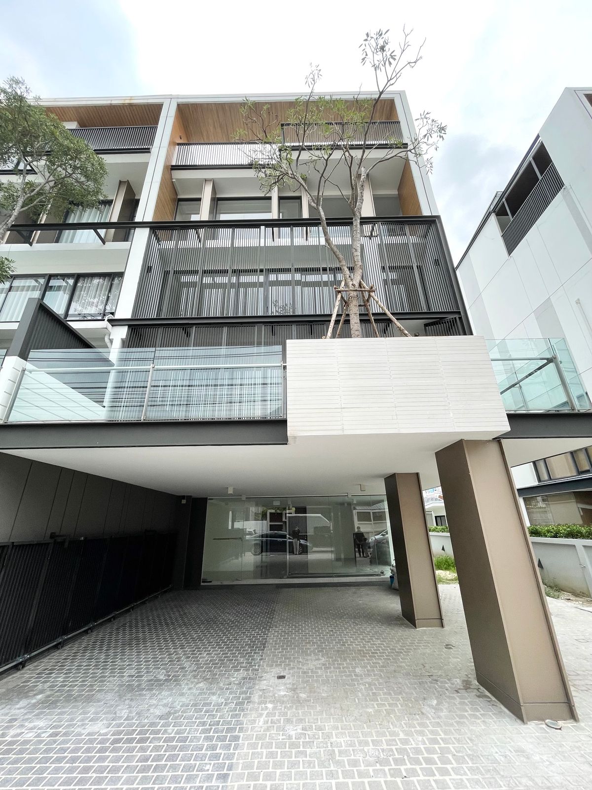 ให้เช่าโฮมออฟฟิศพระราม 9 เพชรบุรีตัดใหม่ RCA : ให้เช่า Modern Home Office พระราม9 ใกล้ The Nine พร้อมลิฟท์ส่วนตัว