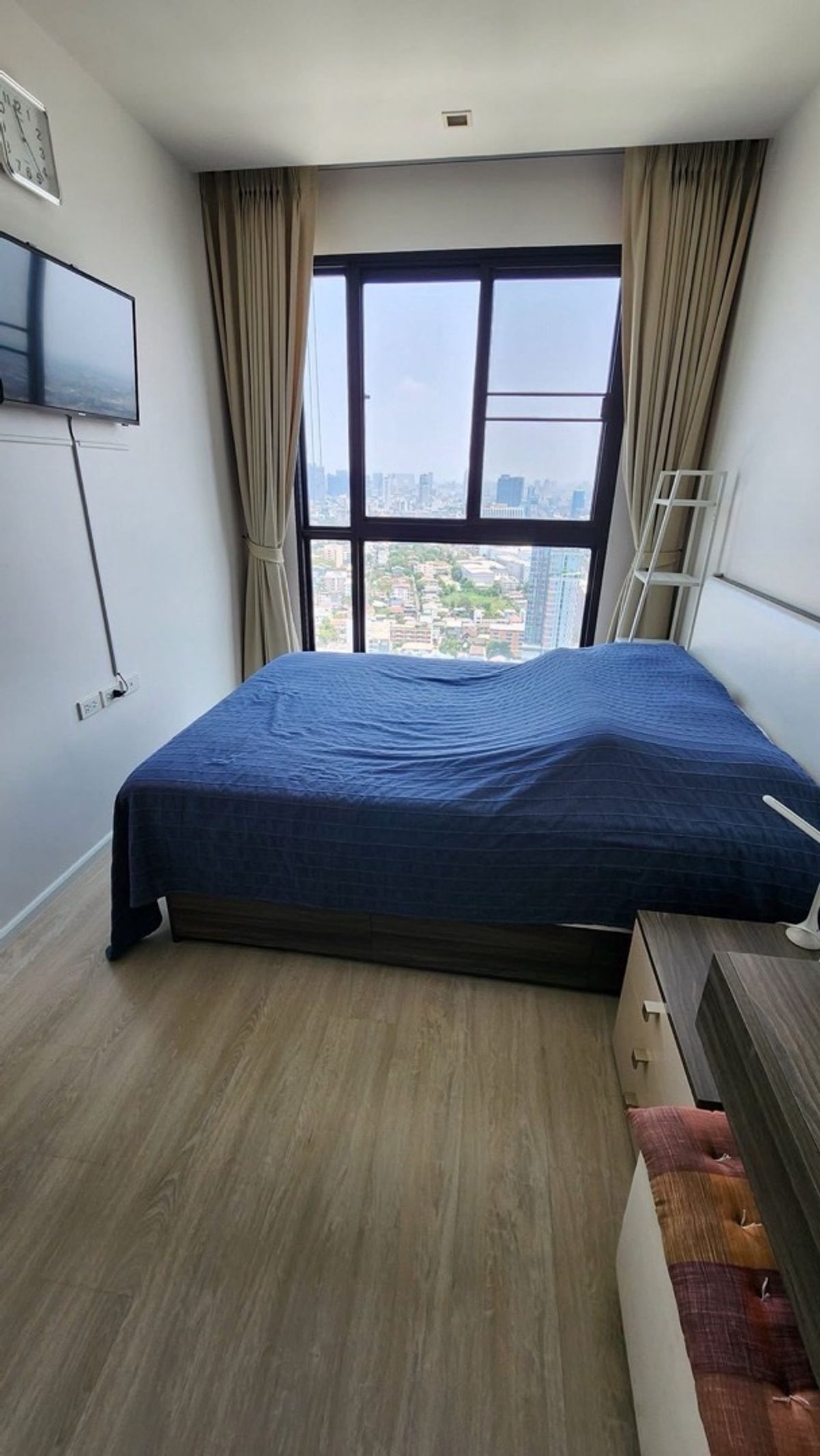 ให้เช่าคอนโดรัชดา ห้วยขวาง : For Rent : Quinn Condo  
MRT Sutthisan ( 34.5 Sqm , 32nd Floor , Building B )