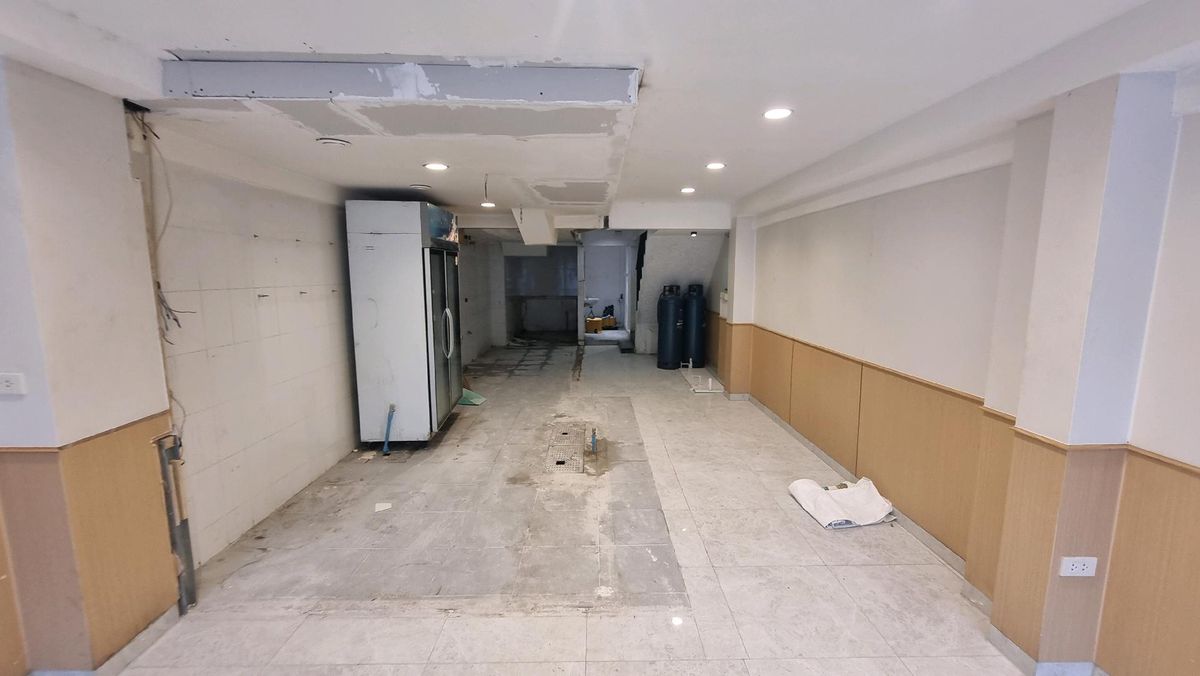 For RentShop HouseSukhumvit, Asoke, Thonglor : Rent a Thonglor commercial building, suitable for a restaurant, 4 meters wide, 15 sq.m., 4 layers high