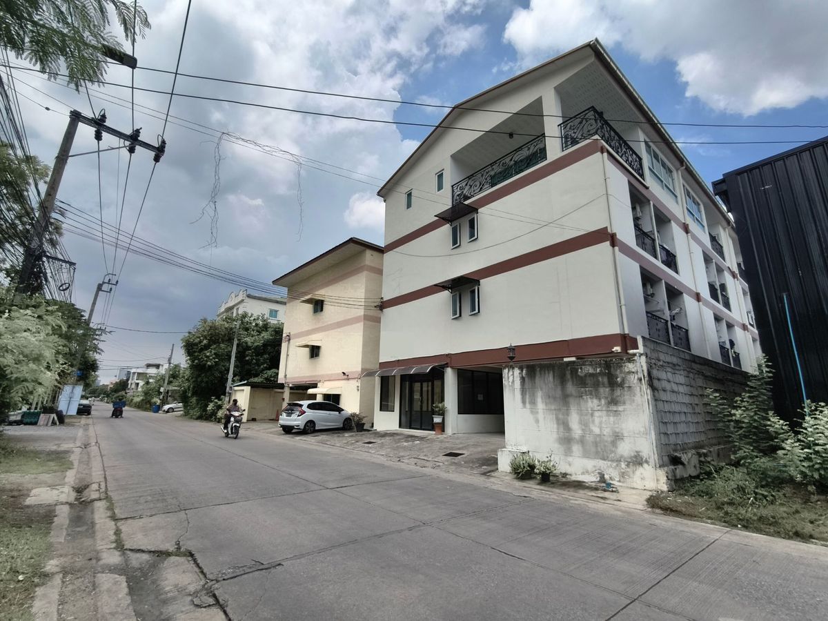 For SaleVipawadee, Don Mueang, Lak Si : Fully occupied all year! Annual profit of 1 million Baht!! 4-storey apartment for sale, Ngamwongwan 47 (Chinnakhet), 110 sq.wah, 23 rooms, excellent location near expressway, tollway, Red Line train, and Don Mueang Airport.