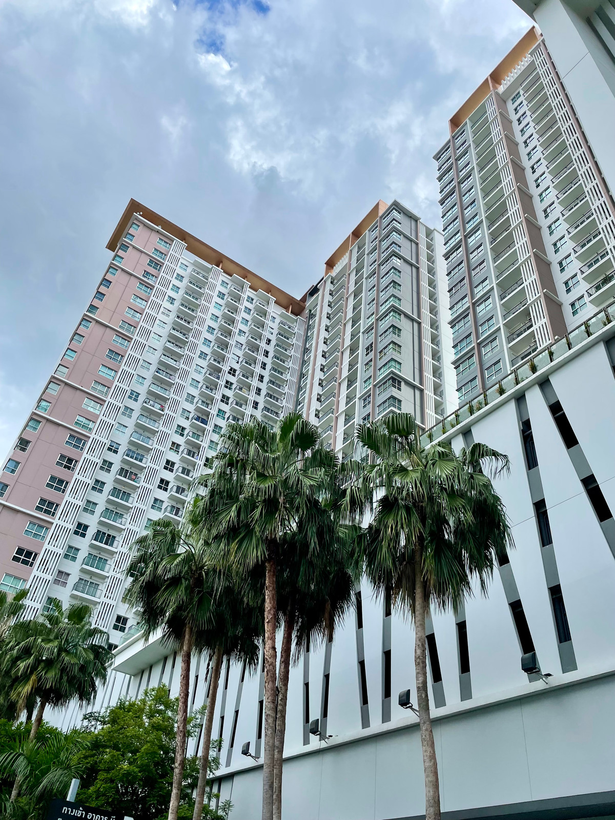 For RentCondoBang kae, Phetkasem : Rent a pool view room. ✅ Reservations are available. 21/06 There is a washing machine. The Parklan Phetkasem condo | Two main MRT
