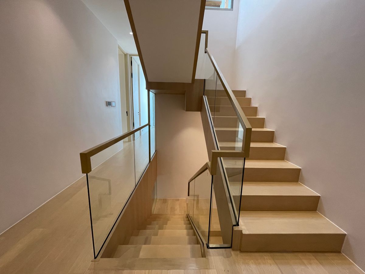 ขายบ้านอารีย์ อนุสาวรีย์ : ขายบ้านเดี่ยวหรูระดับSuper Luxury ใจกลางอารีย์ Vi Ari (วี อารีย์) ขนาด 3.5 ชั้น  มาพร้อมสระว่ายน้ำส่วนตัวและยิมในบ้าน โดดเด่นของดีไซน์ Double Volume ที่ให้ความรู้สึกโอ่โถง และความครบครันของ Facility ส่วนตัวสะดวกสบาย พร้อมระบบ Smart Home และความปลอดภัยสูง