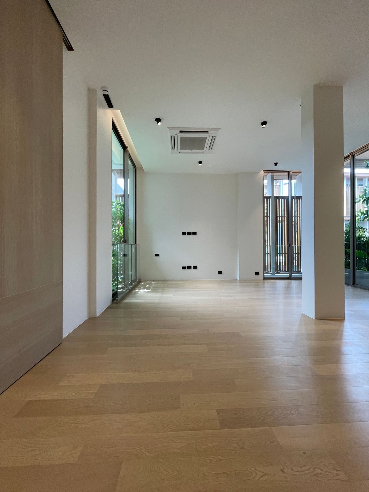 ขายบ้านอารีย์ อนุสาวรีย์ : ขายบ้านเดี่ยวหรูระดับSuper Luxury ใจกลางอารีย์ Vi Ari (วี อารีย์) ขนาด 3.5 ชั้น  มาพร้อมสระว่ายน้ำส่วนตัวและยิมในบ้าน โดดเด่นของดีไซน์ Double Volume ที่ให้ความรู้สึกโอ่โถง และความครบครันของ Facility ส่วนตัวสะดวกสบาย พร้อมระบบ Smart Home และความปลอดภัยสูง