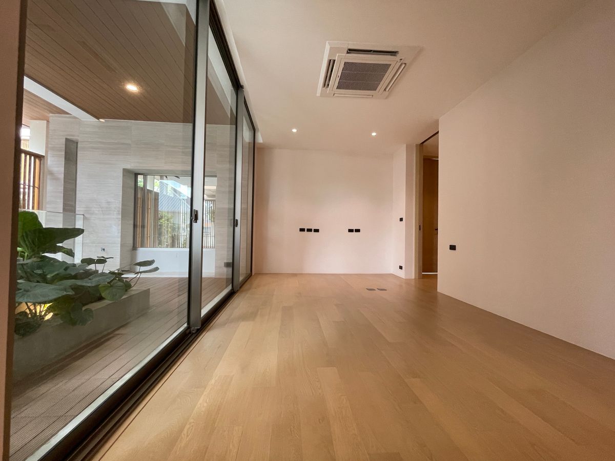 ขายบ้านอารีย์ อนุสาวรีย์ : ขายบ้านเดี่ยวหรูระดับSuper Luxury ใจกลางอารีย์ Vi Ari (วี อารีย์) ขนาด 3.5 ชั้น  มาพร้อมสระว่ายน้ำส่วนตัวและยิมในบ้าน โดดเด่นของดีไซน์ Double Volume ที่ให้ความรู้สึกโอ่โถง และความครบครันของ Facility ส่วนตัวสะดวกสบาย พร้อมระบบ Smart Home และความปลอดภัยสูง