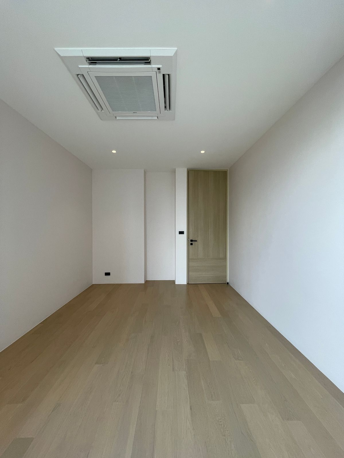 ขายบ้านอารีย์ อนุสาวรีย์ : ขายบ้านเดี่ยวหรูระดับSuper Luxury ใจกลางอารีย์ Vi Ari (วี อารีย์) ขนาด 3.5 ชั้น  มาพร้อมสระว่ายน้ำส่วนตัวและยิมในบ้าน โดดเด่นของดีไซน์ Double Volume ที่ให้ความรู้สึกโอ่โถง และความครบครันของ Facility ส่วนตัวสะดวกสบาย พร้อมระบบ Smart Home และความปลอดภัยสูง