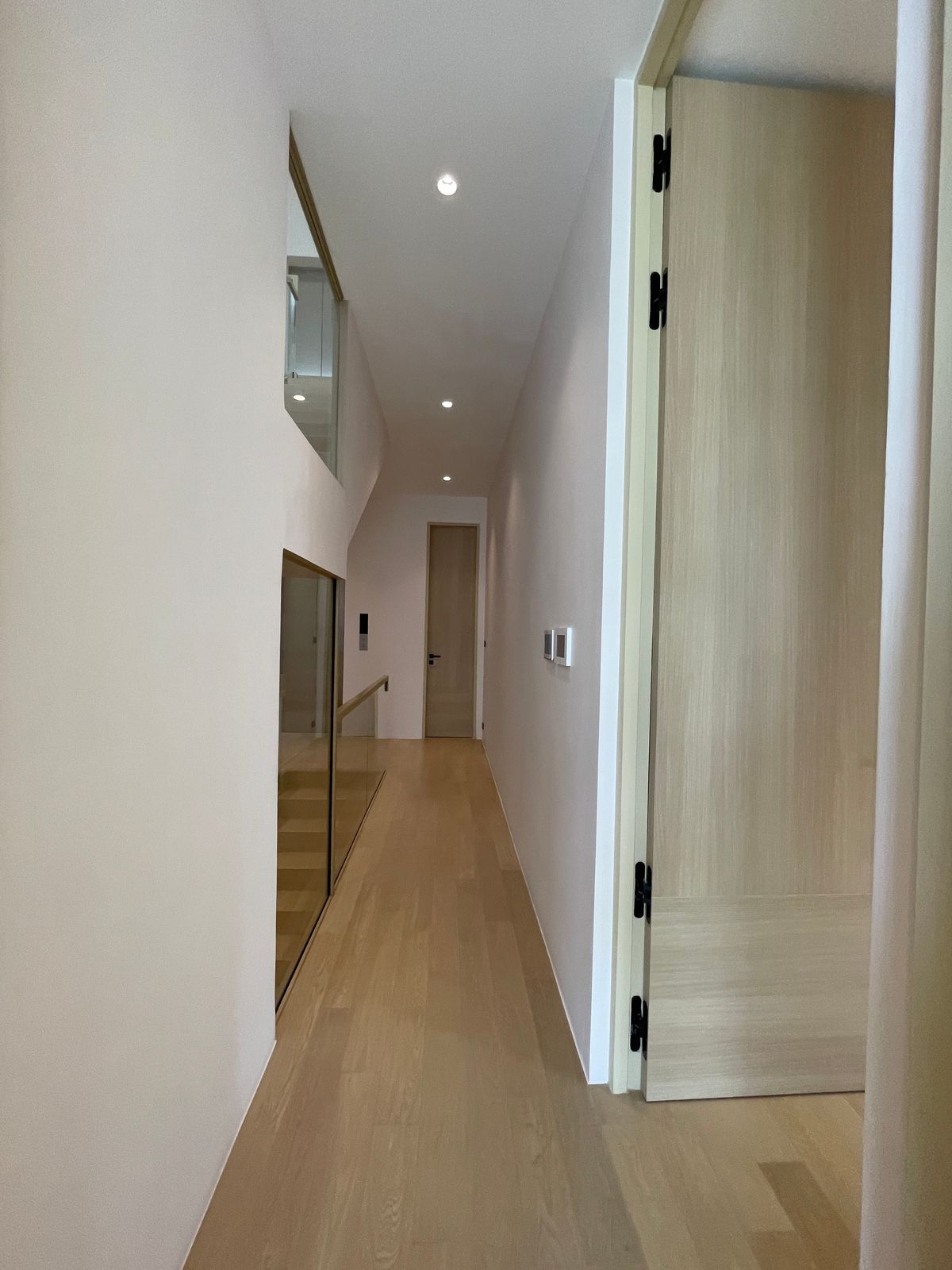 ขายบ้านอารีย์ อนุสาวรีย์ : ขายบ้านเดี่ยวหรูระดับSuper Luxury ใจกลางอารีย์ Vi Ari (วี อารีย์) ขนาด 3.5 ชั้น  มาพร้อมสระว่ายน้ำส่วนตัวและยิมในบ้าน โดดเด่นของดีไซน์ Double Volume ที่ให้ความรู้สึกโอ่โถง และความครบครันของ Facility ส่วนตัวสะดวกสบาย พร้อมระบบ Smart Home และความปลอดภัยสูง