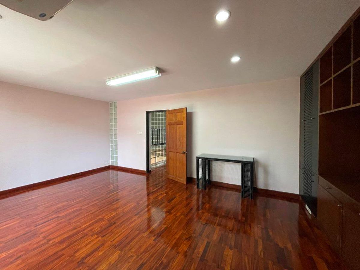 ขายทาวน์โฮมพระราม 3 สาธุประดิษฐ์ : ขาย ทาวน์โฮม หมู่บ้าน Garden house – ติดถนนนนทรี(ระหว่างซอย 26 – 28) – เนื้อที่ดิน 32 ตารางวา  พื้นที่ใช้สอยประมาณ 300-400 ตารางเมตร 4 ชั้น ขนาดประมาณ หน้ากว้าง 6.4 เมตร ลึก 20 เมตร 3 ห้องนอน 1ห้องทำงาน