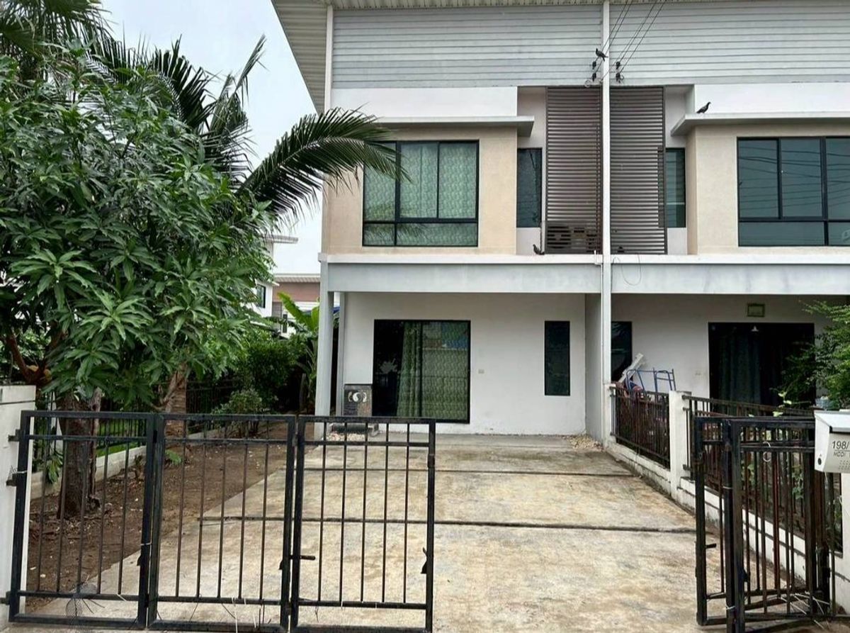 For RentTownhomeNonthaburi, Bang Yai, Bangbuathong : For rent/hilarious on the front of the house, no one collision, private zone, Modi Villa, near the Tree Market , Bang Bua Thong Market In front of the village, there are 7-11, CJ, Amazon coffee, spicy milk shop, grilled chicken shop, easy to find