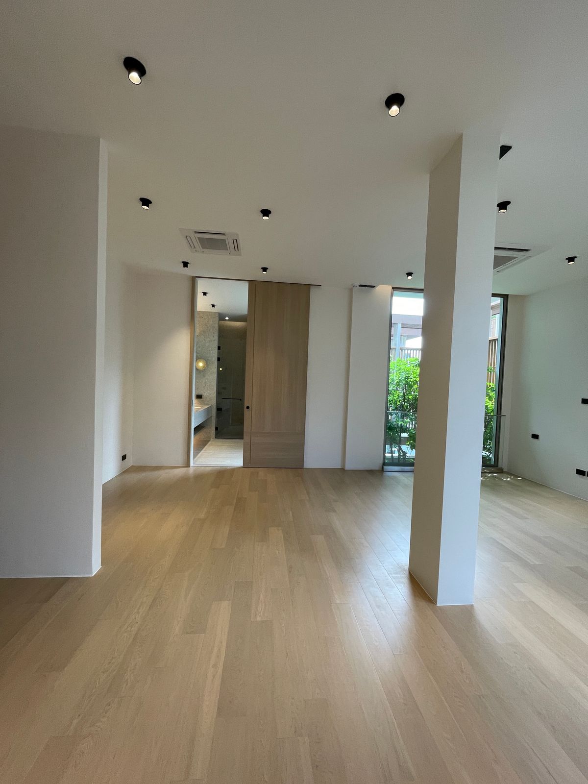 ขายบ้านอารีย์ อนุสาวรีย์ : ขายบ้านเดี่ยวหรูระดับSuper Luxury ใจกลางอารีย์ Vi Ari (วี อารีย์) ขนาด 3.5 ชั้น  มาพร้อมสระว่ายน้ำส่วนตัวและยิมในบ้าน โดดเด่นของดีไซน์ Double Volume ที่ให้ความรู้สึกโอ่โถง และความครบครันของ Facility ส่วนตัวสะดวกสบาย พร้อมระบบ Smart Home และความปลอดภัยสูง