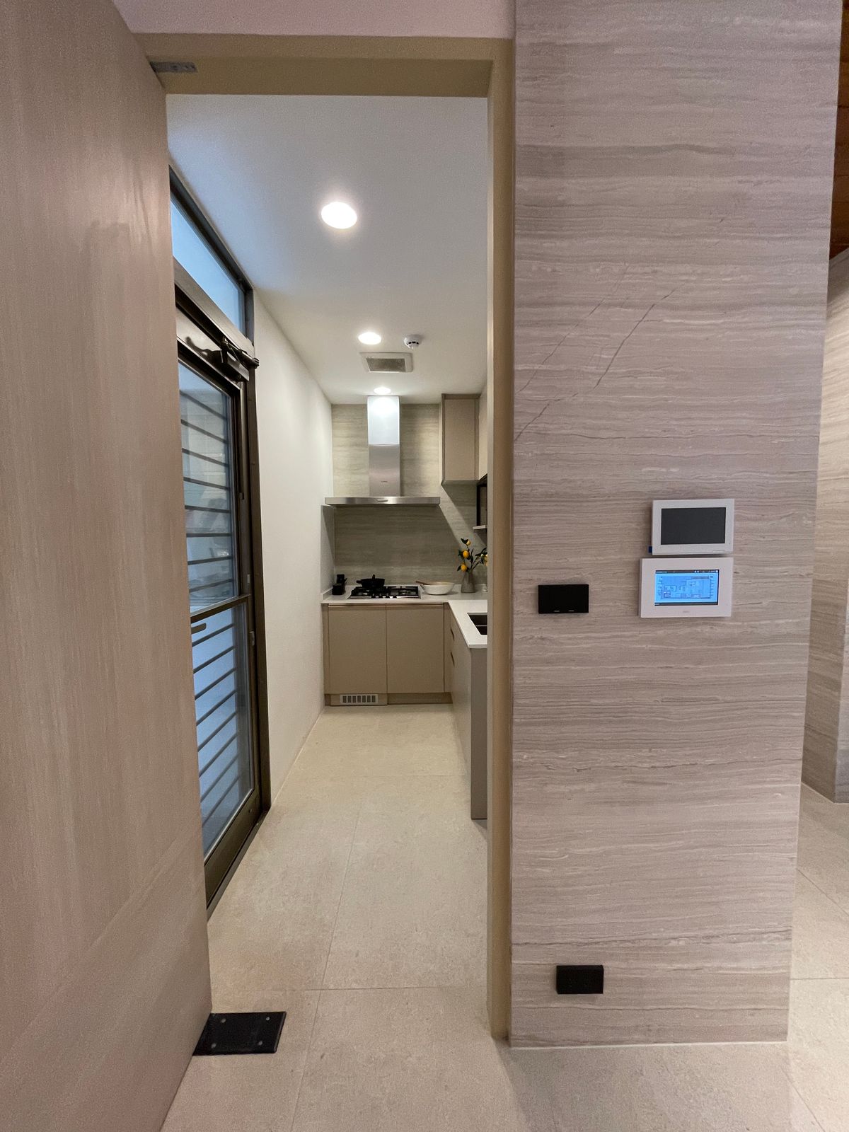 ขายบ้านอารีย์ อนุสาวรีย์ : ขายบ้านเดี่ยวหรูระดับSuper Luxury ใจกลางอารีย์ Vi Ari (วี อารีย์) ขนาด 3.5 ชั้น  มาพร้อมสระว่ายน้ำส่วนตัวและยิมในบ้าน โดดเด่นของดีไซน์ Double Volume ที่ให้ความรู้สึกโอ่โถง และความครบครันของ Facility ส่วนตัวสะดวกสบาย พร้อมระบบ Smart Home และความปลอดภัยสูง