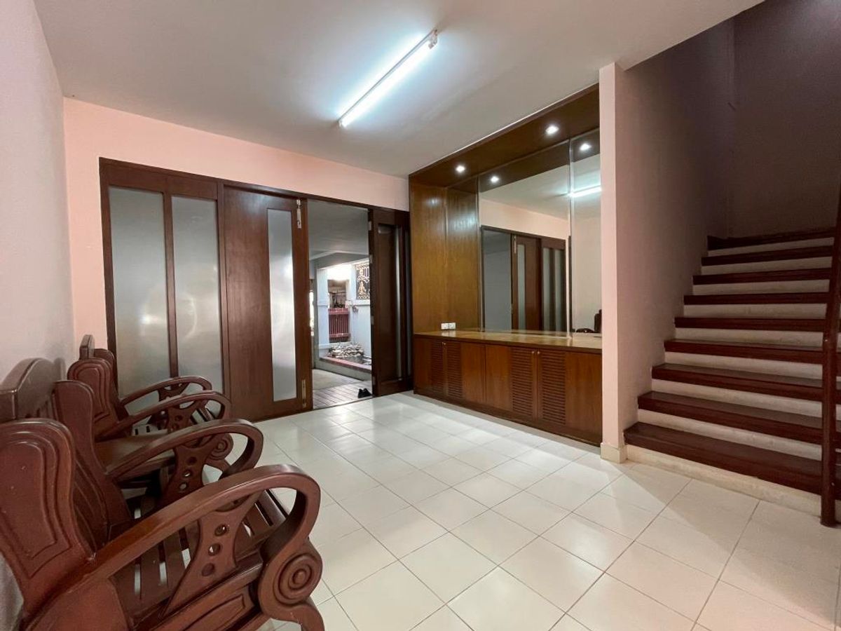 ขายทาวน์โฮมพระราม 3 สาธุประดิษฐ์ : ขาย ทาวน์โฮม หมู่บ้าน Garden house – ติดถนนนนทรี(ระหว่างซอย 26 – 28) – เนื้อที่ดิน 32 ตารางวา  พื้นที่ใช้สอยประมาณ 300-400 ตารางเมตร 4 ชั้น ขนาดประมาณ หน้ากว้าง 6.4 เมตร ลึก 20 เมตร 3 ห้องนอน 1ห้องทำงาน