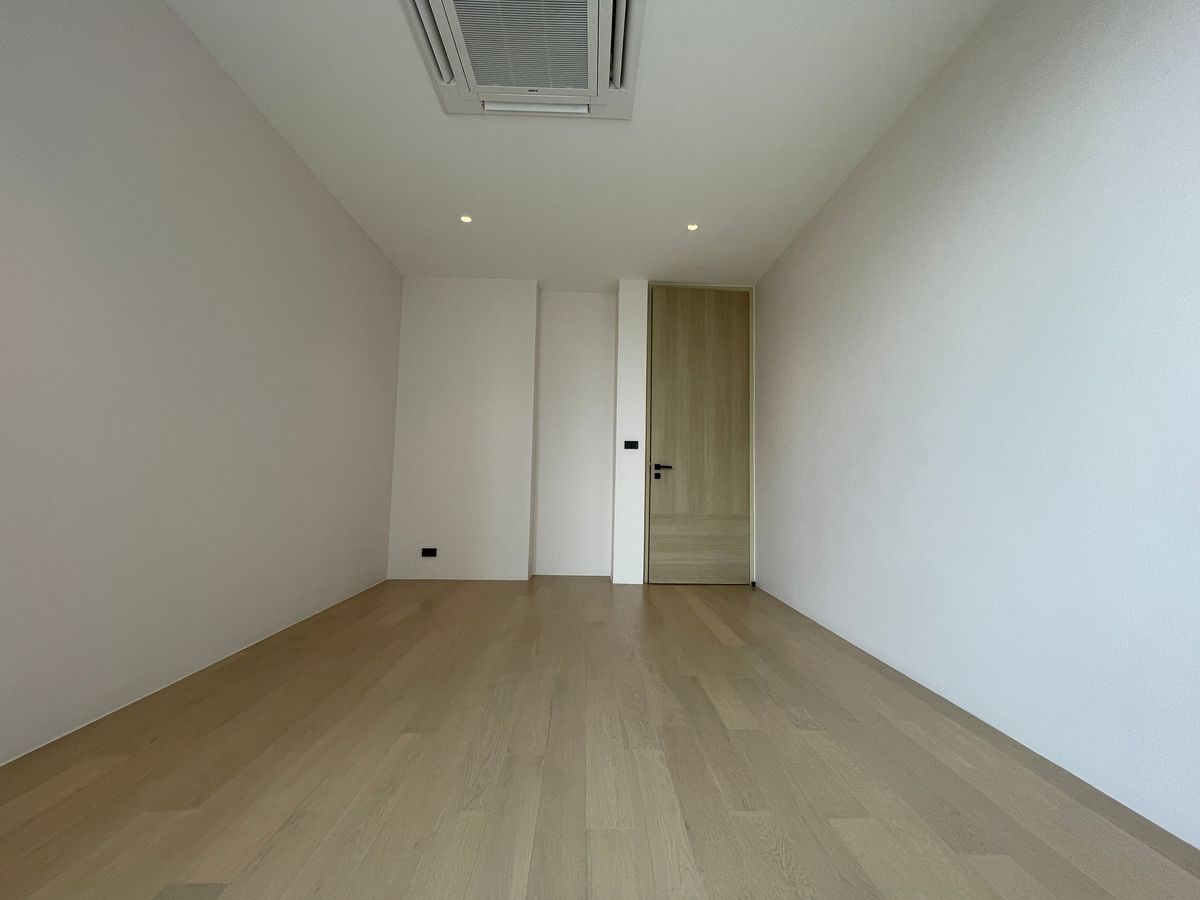 ขายบ้านอารีย์ อนุสาวรีย์ : ขายบ้านเดี่ยวหรูระดับSuper Luxury ใจกลางอารีย์ Vi Ari (วี อารีย์) ขนาด 3.5 ชั้น  มาพร้อมสระว่ายน้ำส่วนตัวและยิมในบ้าน โดดเด่นของดีไซน์ Double Volume ที่ให้ความรู้สึกโอ่โถง และความครบครันของ Facility ส่วนตัวสะดวกสบาย พร้อมระบบ Smart Home และความปลอดภัยสูง