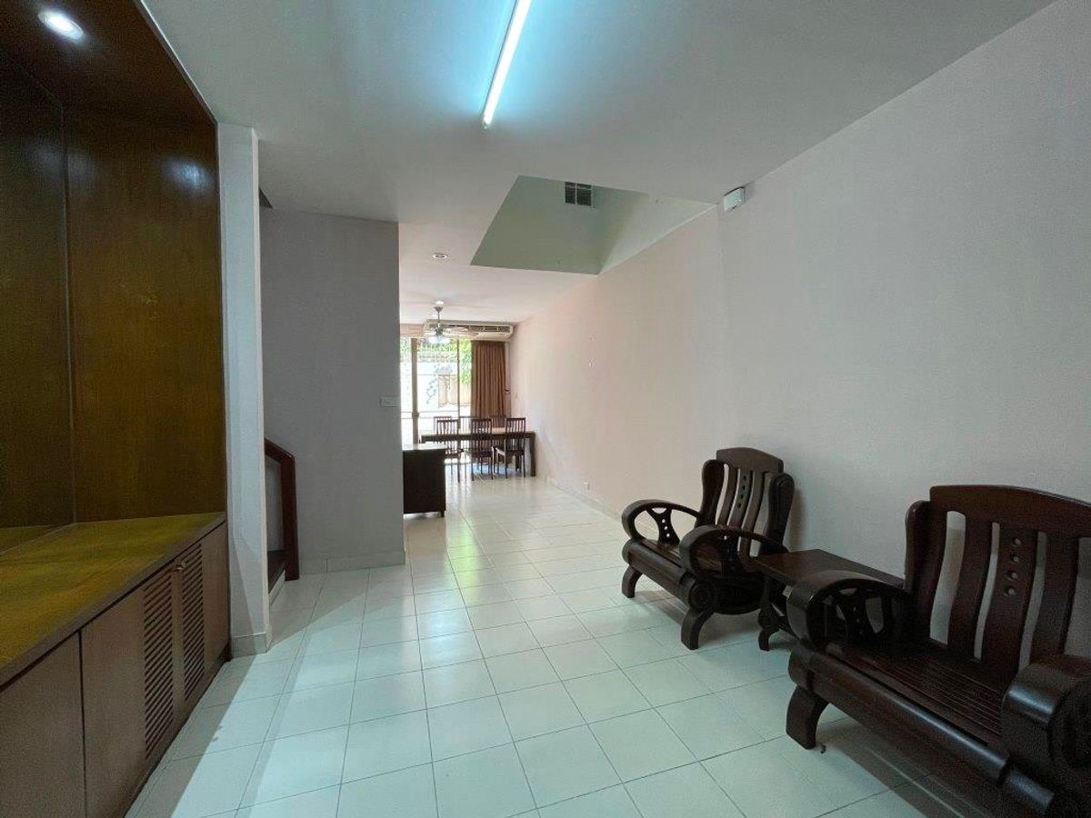 ขายทาวน์โฮมพระราม 3 สาธุประดิษฐ์ : ขาย ทาวน์โฮม หมู่บ้าน Garden house – ติดถนนนนทรี(ระหว่างซอย 26 – 28) – เนื้อที่ดิน 32 ตารางวา  พื้นที่ใช้สอยประมาณ 300-400 ตารางเมตร 4 ชั้น ขนาดประมาณ หน้ากว้าง 6.4 เมตร ลึก 20 เมตร 3 ห้องนอน 1ห้องทำงาน