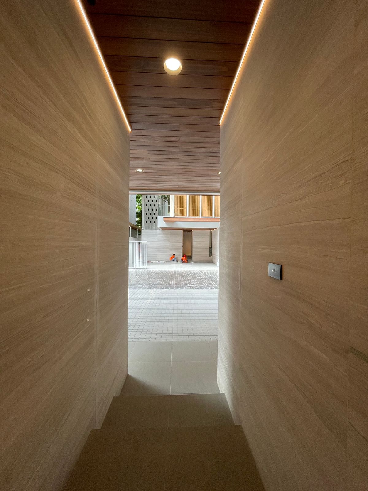 ขายบ้านอารีย์ อนุสาวรีย์ : ขายบ้านเดี่ยวหรูระดับSuper Luxury ใจกลางอารีย์ Vi Ari (วี อารีย์) ขนาด 3.5 ชั้น  มาพร้อมสระว่ายน้ำส่วนตัวและยิมในบ้าน โดดเด่นของดีไซน์ Double Volume ที่ให้ความรู้สึกโอ่โถง และความครบครันของ Facility ส่วนตัวสะดวกสบาย พร้อมระบบ Smart Home และความปลอดภัยสูง