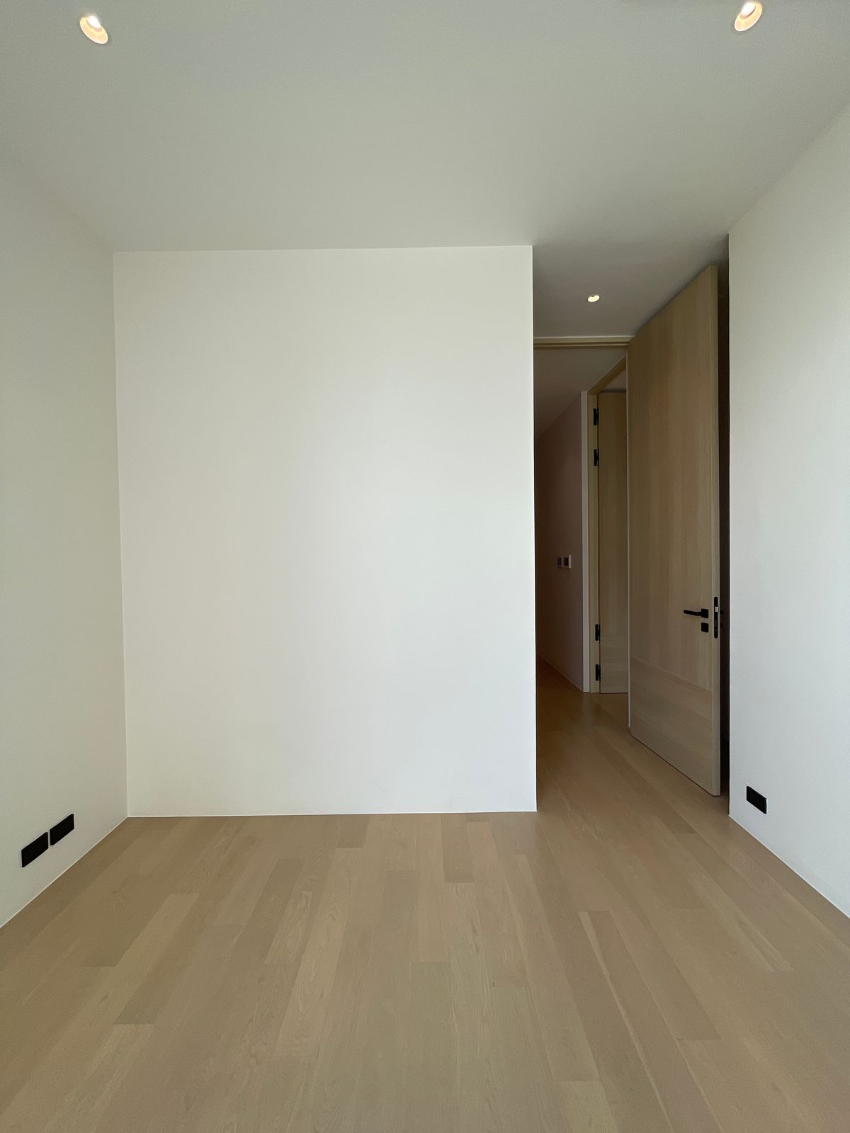 ขายบ้านอารีย์ อนุสาวรีย์ : ขายบ้านเดี่ยวหรูระดับSuper Luxury ใจกลางอารีย์ Vi Ari (วี อารีย์) ขนาด 3.5 ชั้น  มาพร้อมสระว่ายน้ำส่วนตัวและยิมในบ้าน โดดเด่นของดีไซน์ Double Volume ที่ให้ความรู้สึกโอ่โถง และความครบครันของ Facility ส่วนตัวสะดวกสบาย พร้อมระบบ Smart Home และความปลอดภัยสูง