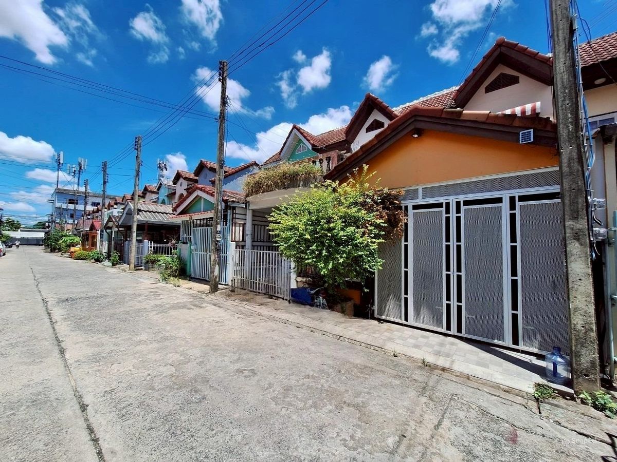 ขายทาวน์โฮมปทุมธานี รังสิต ธรรมศาสตร์ : บ้านทาวน์เฮ้าส์ 2 ชั้น พร้อมอยู่ ทำเลดี ทำเลติดถนนใหญ่ หมู่บ้านทิวสนวิลล่า ธัญบุรี คลอง 3 ถนนรังสิต-นครนายก ต.บึงยี่โถ อ.ธัญบุรี จ.ปทุมธานี