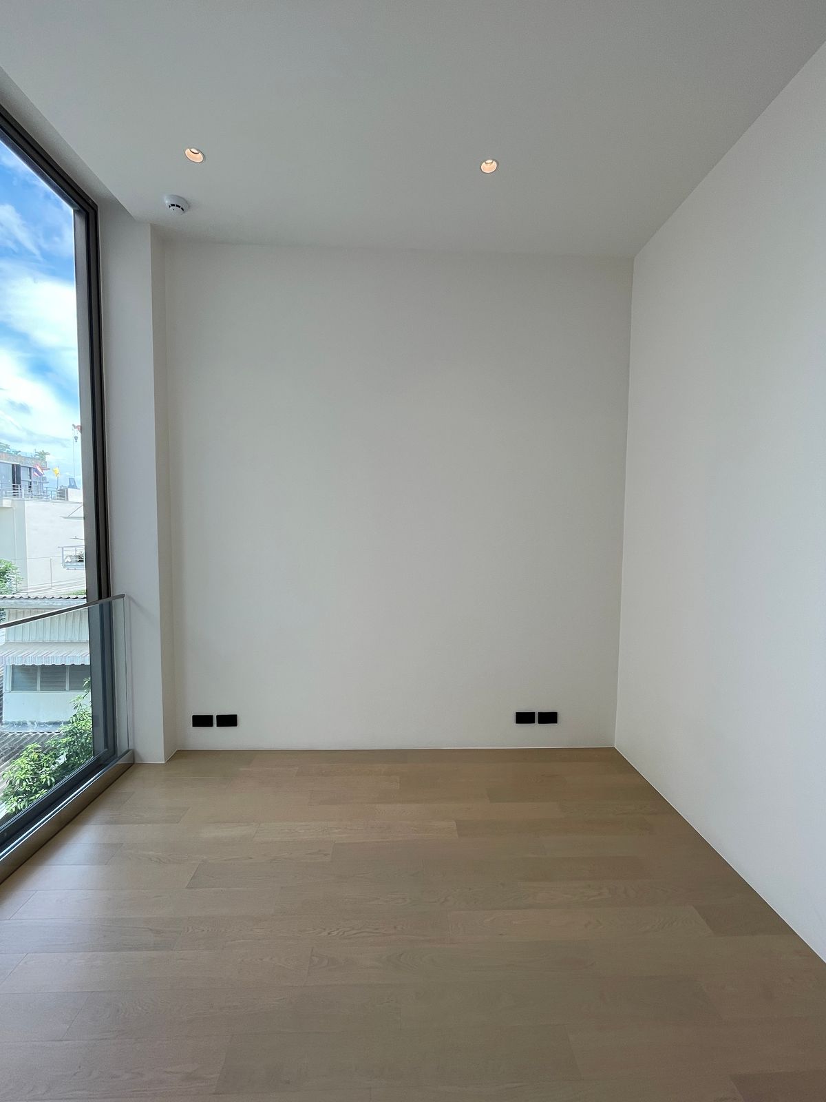 ขายบ้านอารีย์ อนุสาวรีย์ : ขายบ้านเดี่ยวหรูระดับSuper Luxury ใจกลางอารีย์ Vi Ari (วี อารีย์) ขนาด 3.5 ชั้น  มาพร้อมสระว่ายน้ำส่วนตัวและยิมในบ้าน โดดเด่นของดีไซน์ Double Volume ที่ให้ความรู้สึกโอ่โถง และความครบครันของ Facility ส่วนตัวสะดวกสบาย พร้อมระบบ Smart Home และความปลอดภัยสูง