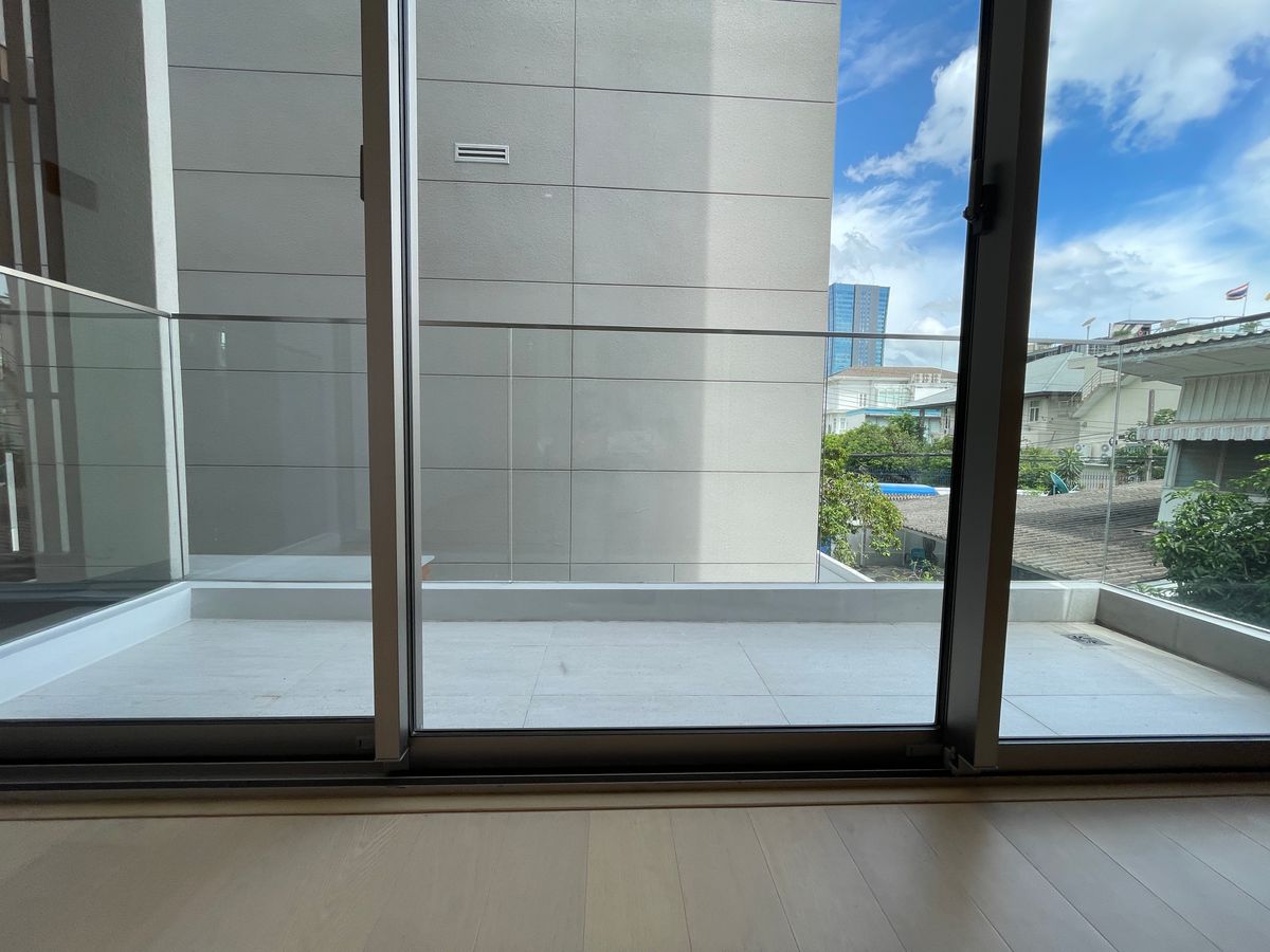 ขายบ้านอารีย์ อนุสาวรีย์ : ขายบ้านเดี่ยวหรูระดับSuper Luxury ใจกลางอารีย์ Vi Ari (วี อารีย์) ขนาด 3.5 ชั้น  มาพร้อมสระว่ายน้ำส่วนตัวและยิมในบ้าน โดดเด่นของดีไซน์ Double Volume ที่ให้ความรู้สึกโอ่โถง และความครบครันของ Facility ส่วนตัวสะดวกสบาย พร้อมระบบ Smart Home และความปลอดภัยสูง