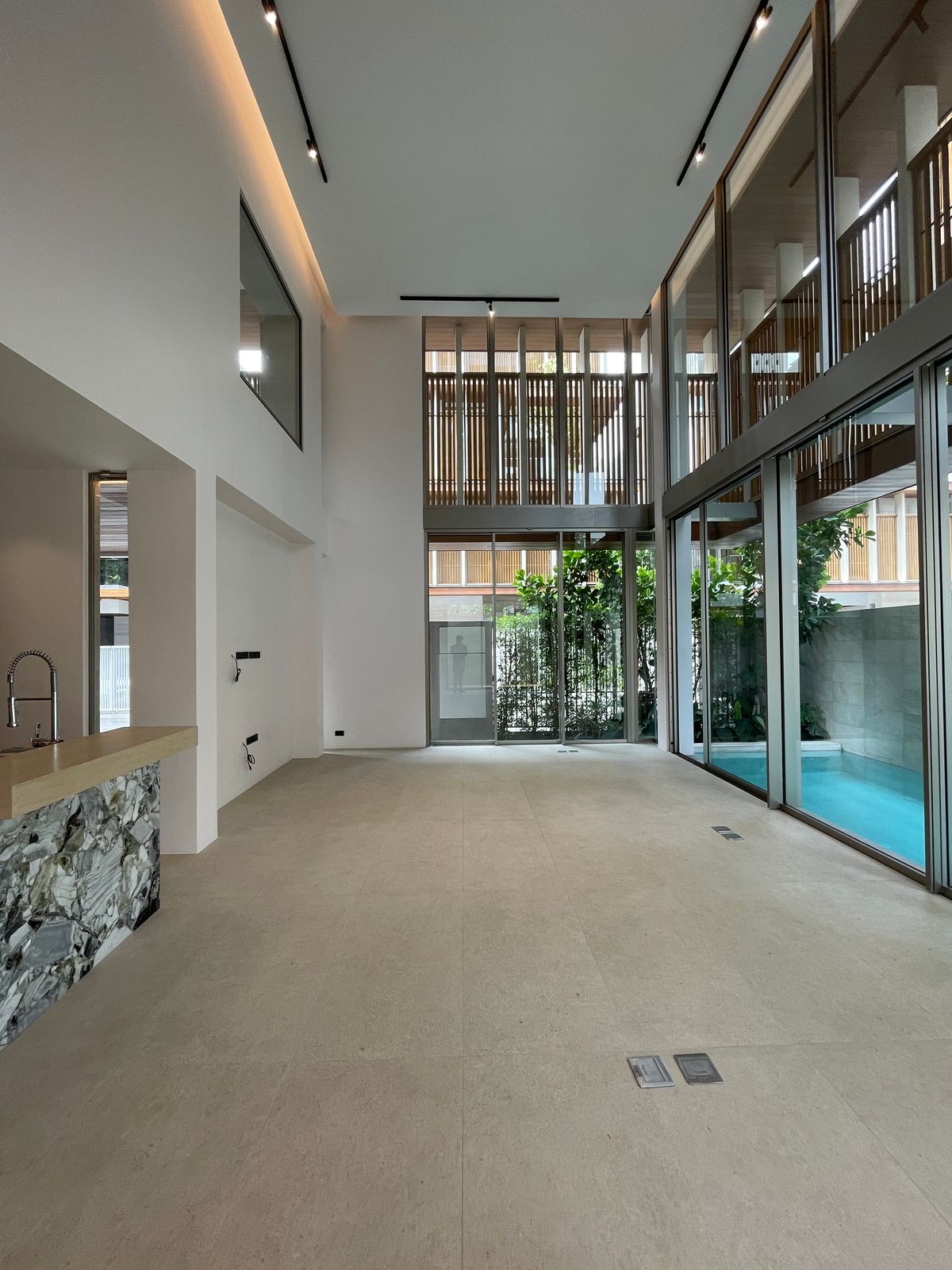 ขายบ้านอารีย์ อนุสาวรีย์ : ขายบ้านเดี่ยวหรูระดับSuper Luxury ใจกลางอารีย์ Vi Ari (วี อารีย์) ขนาด 3.5 ชั้น  มาพร้อมสระว่ายน้ำส่วนตัวและยิมในบ้าน โดดเด่นของดีไซน์ Double Volume ที่ให้ความรู้สึกโอ่โถง และความครบครันของ Facility ส่วนตัวสะดวกสบาย พร้อมระบบ Smart Home และความปลอดภัยสูง