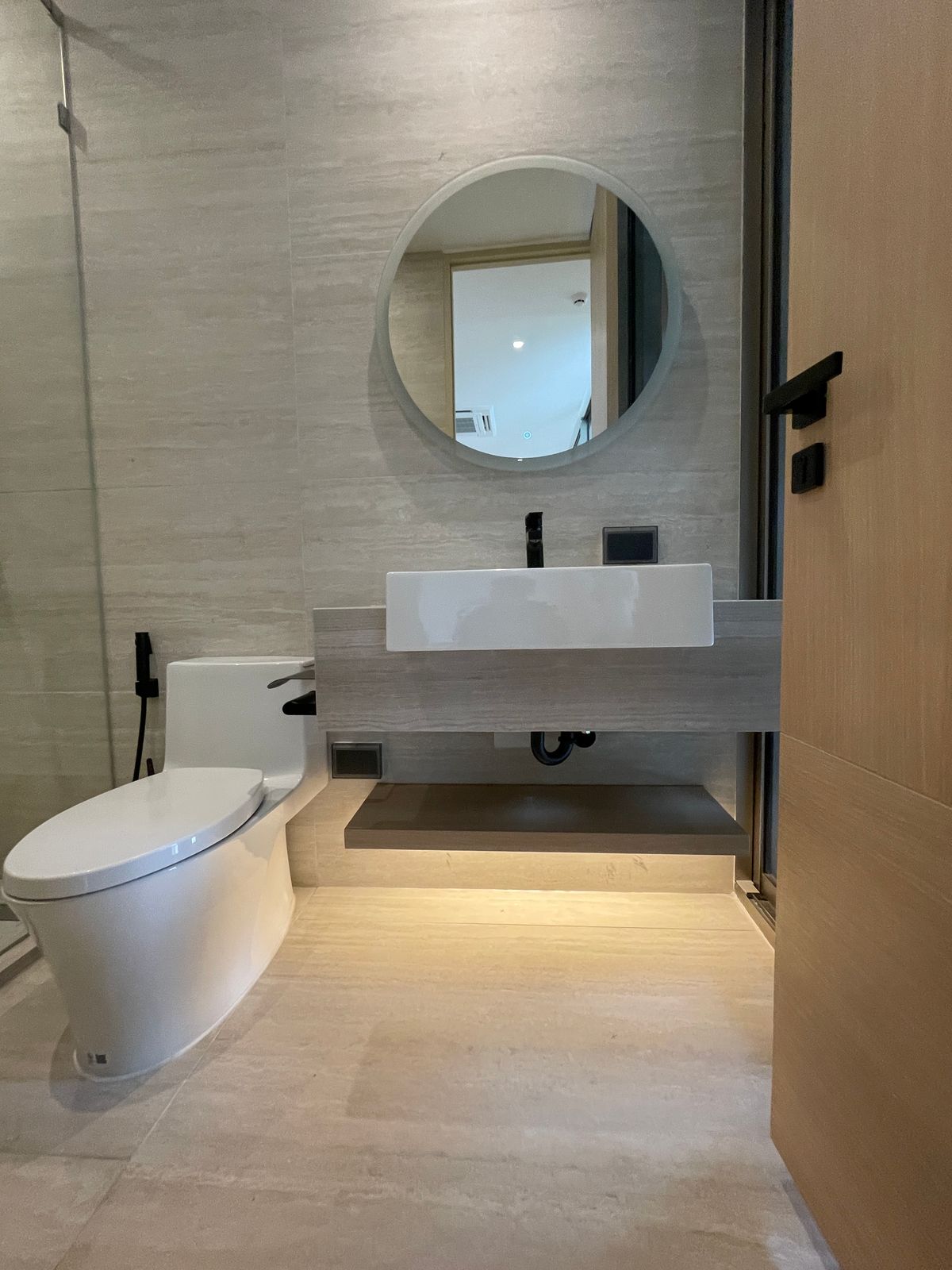 ขายบ้านอารีย์ อนุสาวรีย์ : ขายบ้านเดี่ยวหรูระดับSuper Luxury ใจกลางอารีย์ Vi Ari (วี อารีย์) ขนาด 3.5 ชั้น  มาพร้อมสระว่ายน้ำส่วนตัวและยิมในบ้าน โดดเด่นของดีไซน์ Double Volume ที่ให้ความรู้สึกโอ่โถง และความครบครันของ Facility ส่วนตัวสะดวกสบาย พร้อมระบบ Smart Home และความปลอดภัยสูง