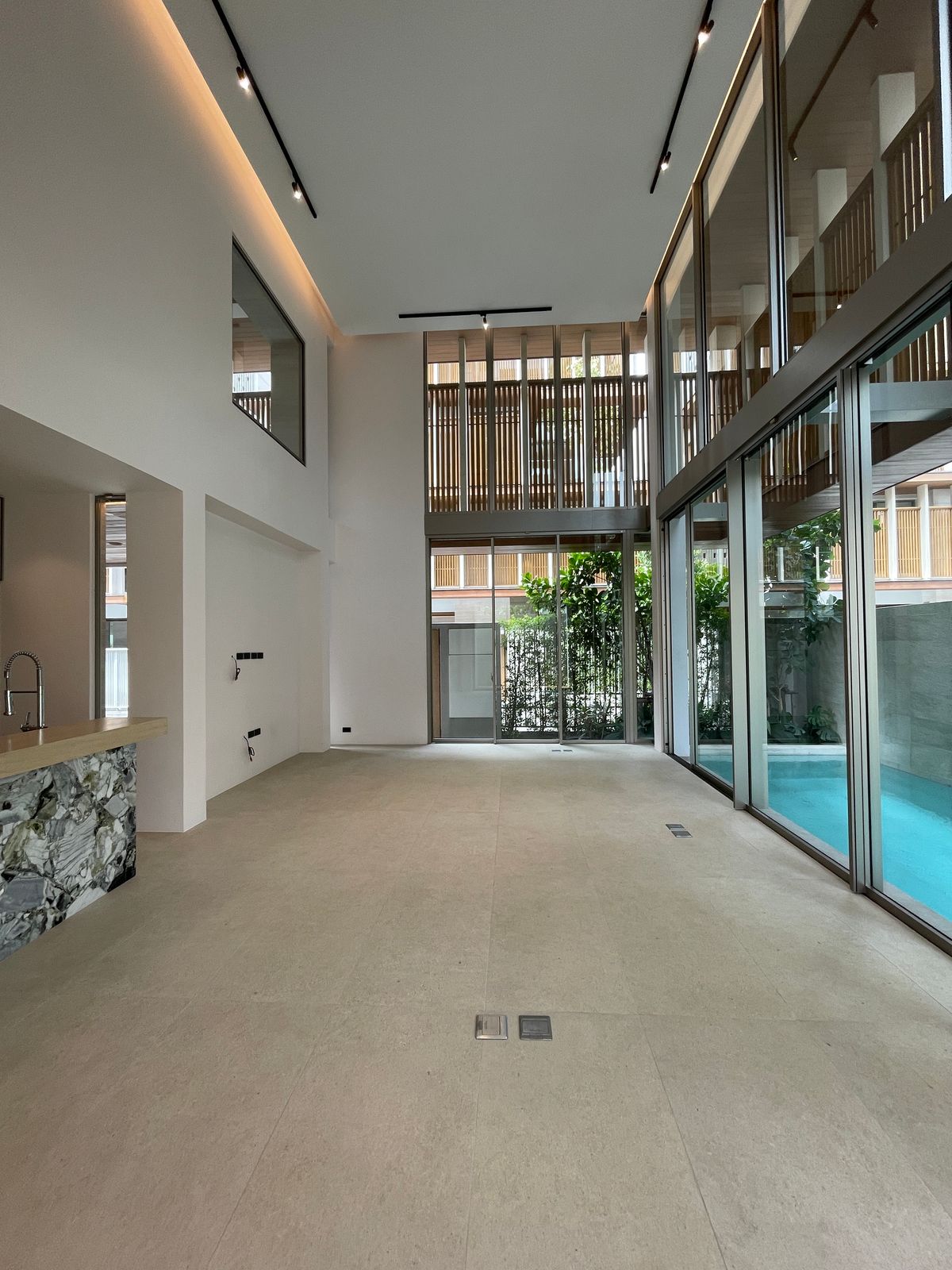 ขายบ้านอารีย์ อนุสาวรีย์ : ขายบ้านเดี่ยวหรูระดับSuper Luxury ใจกลางอารีย์ Vi Ari (วี อารีย์) ขนาด 3.5 ชั้น  มาพร้อมสระว่ายน้ำส่วนตัวและยิมในบ้าน โดดเด่นของดีไซน์ Double Volume ที่ให้ความรู้สึกโอ่โถง และความครบครันของ Facility ส่วนตัวสะดวกสบาย พร้อมระบบ Smart Home และความปลอดภัยสูง