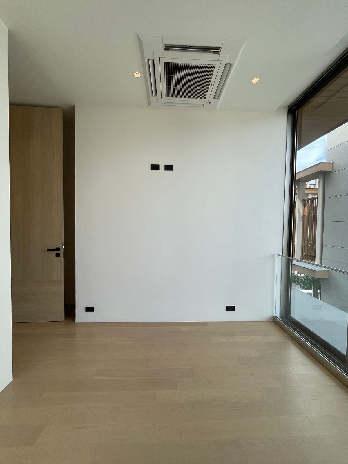 ขายบ้านอารีย์ อนุสาวรีย์ : ขายบ้านเดี่ยวหรูระดับSuper Luxury ใจกลางอารีย์ Vi Ari (วี อารีย์) ขนาด 3.5 ชั้น  มาพร้อมสระว่ายน้ำส่วนตัวและยิมในบ้าน โดดเด่นของดีไซน์ Double Volume ที่ให้ความรู้สึกโอ่โถง และความครบครันของ Facility ส่วนตัวสะดวกสบาย พร้อมระบบ Smart Home และความปลอดภัยสูง