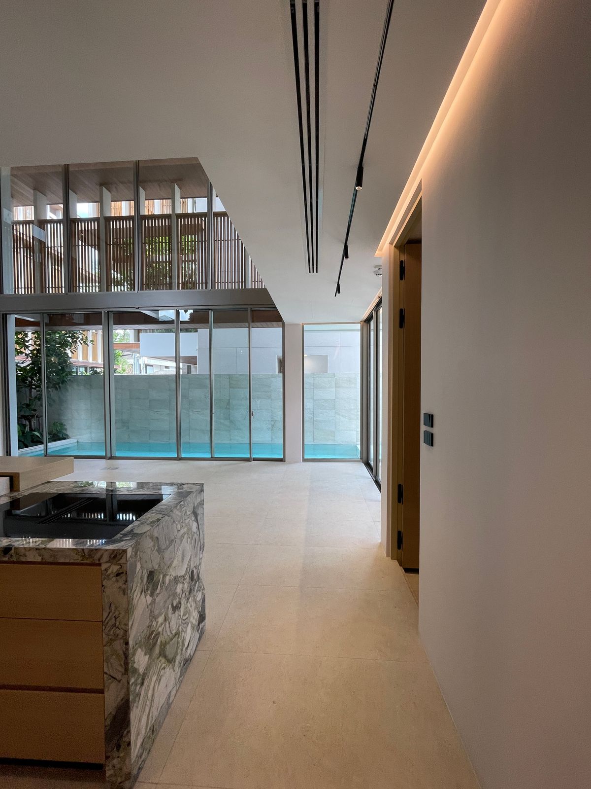 ขายบ้านอารีย์ อนุสาวรีย์ : ขายบ้านเดี่ยวหรูระดับSuper Luxury ใจกลางอารีย์ Vi Ari (วี อารีย์) ขนาด 3.5 ชั้น  มาพร้อมสระว่ายน้ำส่วนตัวและยิมในบ้าน โดดเด่นของดีไซน์ Double Volume ที่ให้ความรู้สึกโอ่โถง และความครบครันของ Facility ส่วนตัวสะดวกสบาย พร้อมระบบ Smart Home และความปลอดภัยสูง