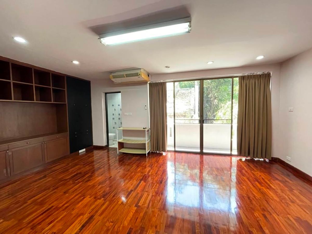 ขายทาวน์โฮมพระราม 3 สาธุประดิษฐ์ : ขาย ทาวน์โฮม หมู่บ้าน Garden house – ติดถนนนนทรี(ระหว่างซอย 26 – 28) – เนื้อที่ดิน 32 ตารางวา  พื้นที่ใช้สอยประมาณ 300-400 ตารางเมตร 4 ชั้น ขนาดประมาณ หน้ากว้าง 6.4 เมตร ลึก 20 เมตร 3 ห้องนอน 1ห้องทำงาน