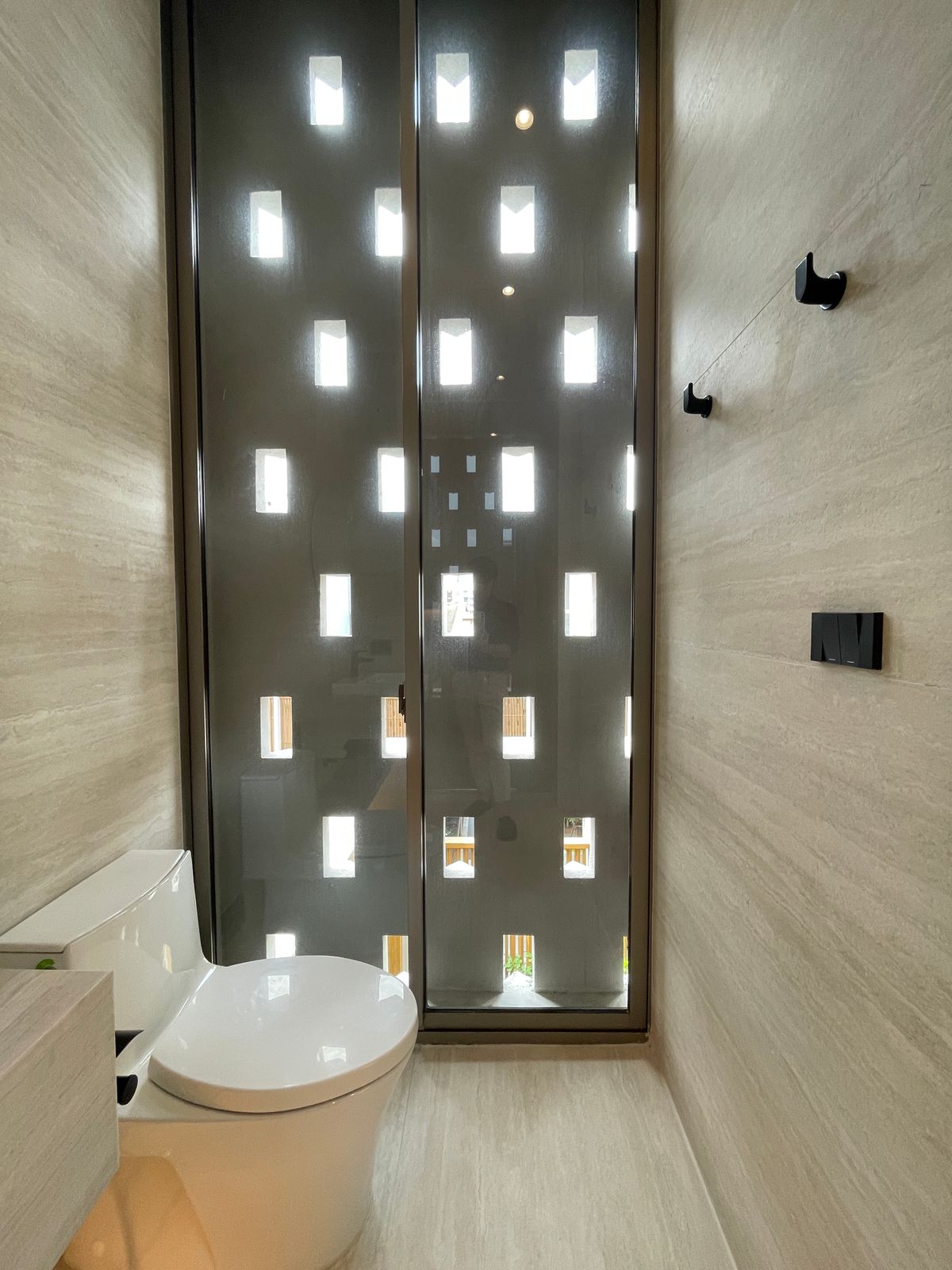 ขายบ้านอารีย์ อนุสาวรีย์ : ขายบ้านเดี่ยวหรูระดับSuper Luxury ใจกลางอารีย์ Vi Ari (วี อารีย์) ขนาด 3.5 ชั้น  มาพร้อมสระว่ายน้ำส่วนตัวและยิมในบ้าน โดดเด่นของดีไซน์ Double Volume ที่ให้ความรู้สึกโอ่โถง และความครบครันของ Facility ส่วนตัวสะดวกสบาย พร้อมระบบ Smart Home และความปลอดภัยสูง