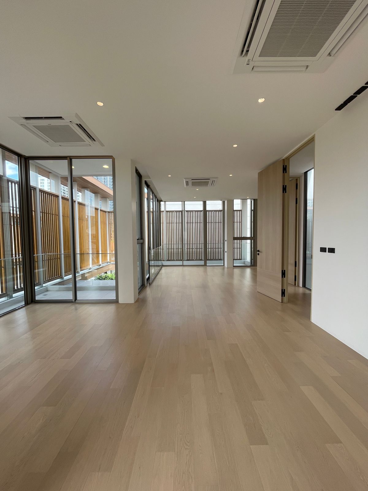 ขายบ้านอารีย์ อนุสาวรีย์ : ขายบ้านเดี่ยวหรูระดับSuper Luxury ใจกลางอารีย์ Vi Ari (วี อารีย์) ขนาด 3.5 ชั้น  มาพร้อมสระว่ายน้ำส่วนตัวและยิมในบ้าน โดดเด่นของดีไซน์ Double Volume ที่ให้ความรู้สึกโอ่โถง และความครบครันของ Facility ส่วนตัวสะดวกสบาย พร้อมระบบ Smart Home และความปลอดภัยสูง