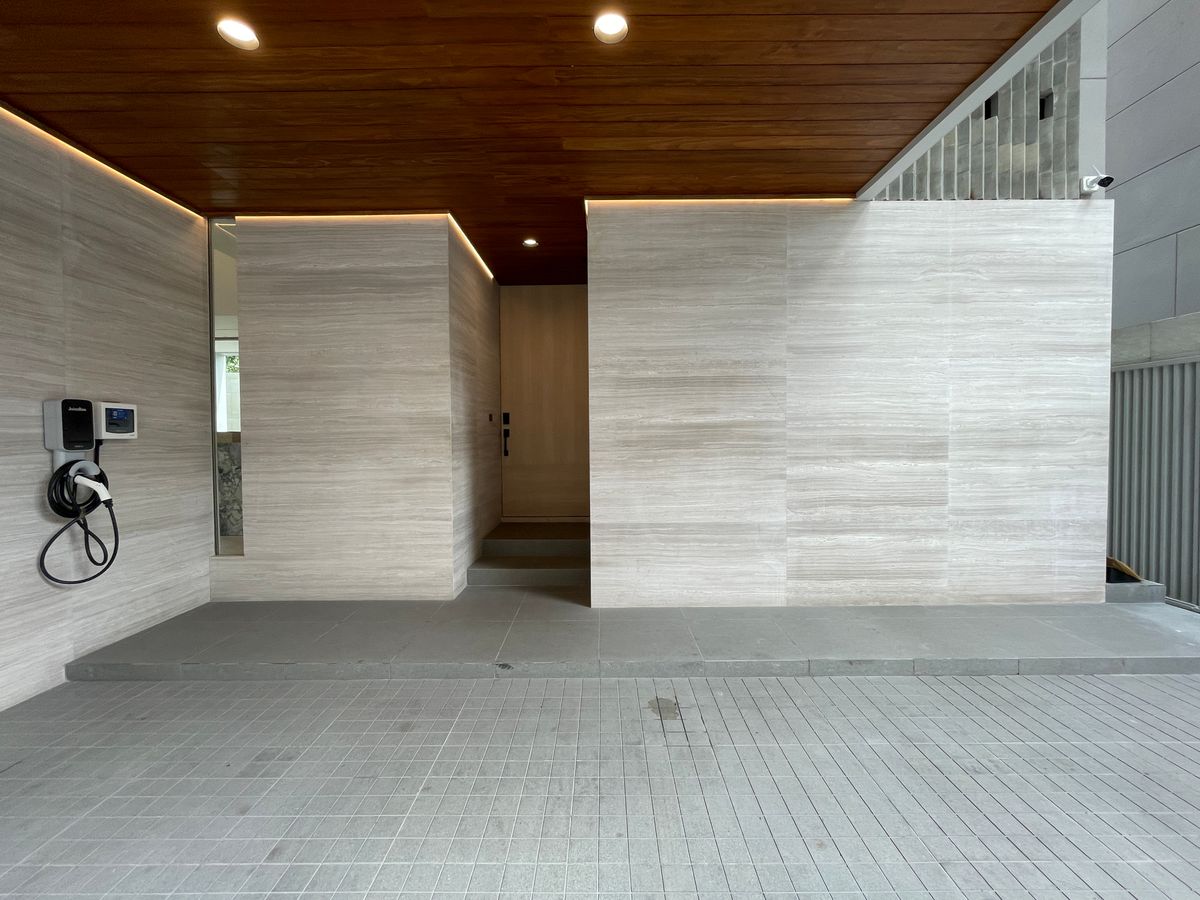 ขายบ้านอารีย์ อนุสาวรีย์ : ขายบ้านเดี่ยวหรูระดับSuper Luxury ใจกลางอารีย์ Vi Ari (วี อารีย์) ขนาด 3.5 ชั้น  มาพร้อมสระว่ายน้ำส่วนตัวและยิมในบ้าน โดดเด่นของดีไซน์ Double Volume ที่ให้ความรู้สึกโอ่โถง และความครบครันของ Facility ส่วนตัวสะดวกสบาย พร้อมระบบ Smart Home และความปลอดภัยสูง