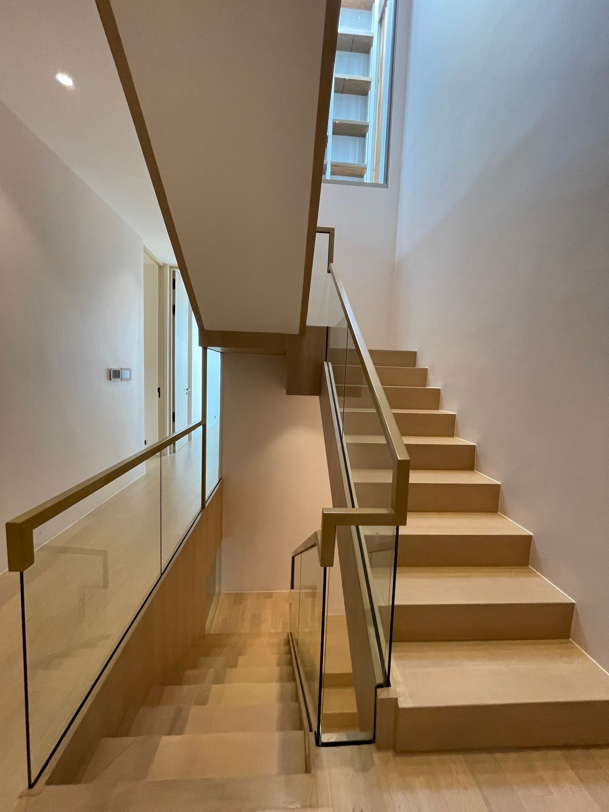 ขายบ้านอารีย์ อนุสาวรีย์ : ขายบ้านเดี่ยวหรูระดับSuper Luxury ใจกลางอารีย์ Vi Ari (วี อารีย์) ขนาด 3.5 ชั้น  มาพร้อมสระว่ายน้ำส่วนตัวและยิมในบ้าน โดดเด่นของดีไซน์ Double Volume ที่ให้ความรู้สึกโอ่โถง และความครบครันของ Facility ส่วนตัวสะดวกสบาย พร้อมระบบ Smart Home และความปลอดภัยสูง