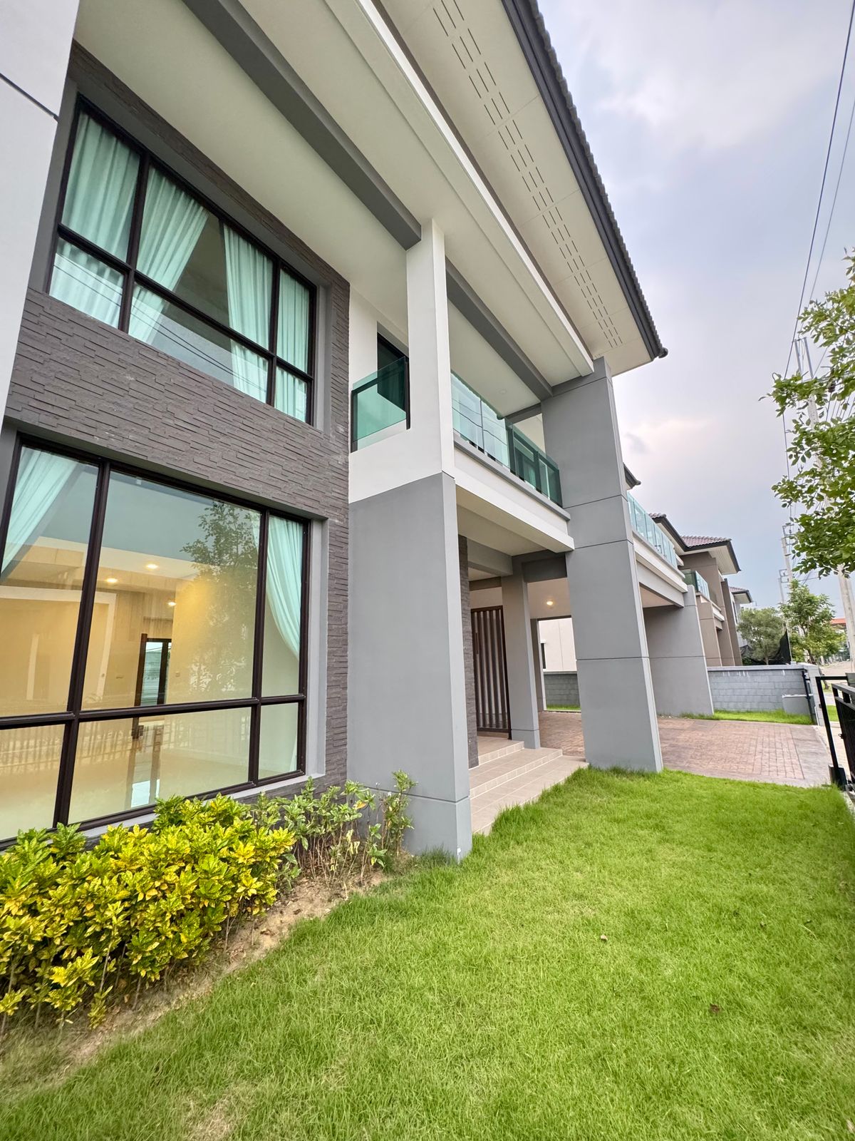 For RentHouseNonthaburi, Bang Yai, Bangbuathong : Rent a large detached house, 114 square wah, 5 bedrooms, 6 bathrooms, there is a separate housekeeper room.