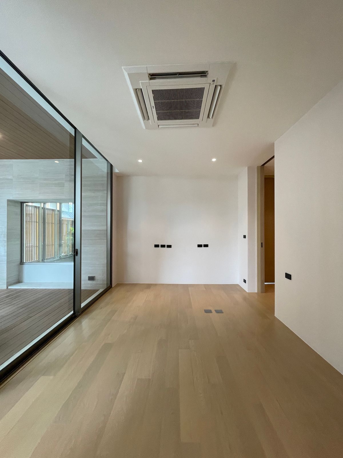 ขายบ้านอารีย์ อนุสาวรีย์ : ขายบ้านเดี่ยวหรูระดับSuper Luxury ใจกลางอารีย์ Vi Ari (วี อารีย์) ขนาด 3.5 ชั้น  มาพร้อมสระว่ายน้ำส่วนตัวและยิมในบ้าน โดดเด่นของดีไซน์ Double Volume ที่ให้ความรู้สึกโอ่โถง และความครบครันของ Facility ส่วนตัวสะดวกสบาย พร้อมระบบ Smart Home และความปลอดภัยสูง