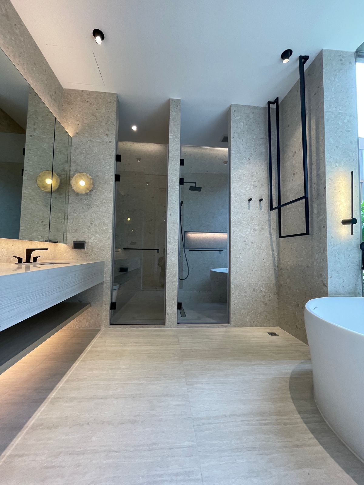 ขายบ้านอารีย์ อนุสาวรีย์ : ขายบ้านเดี่ยวหรูระดับSuper Luxury ใจกลางอารีย์ Vi Ari (วี อารีย์) ขนาด 3.5 ชั้น  มาพร้อมสระว่ายน้ำส่วนตัวและยิมในบ้าน โดดเด่นของดีไซน์ Double Volume ที่ให้ความรู้สึกโอ่โถง และความครบครันของ Facility ส่วนตัวสะดวกสบาย พร้อมระบบ Smart Home และความปลอดภัยสูง